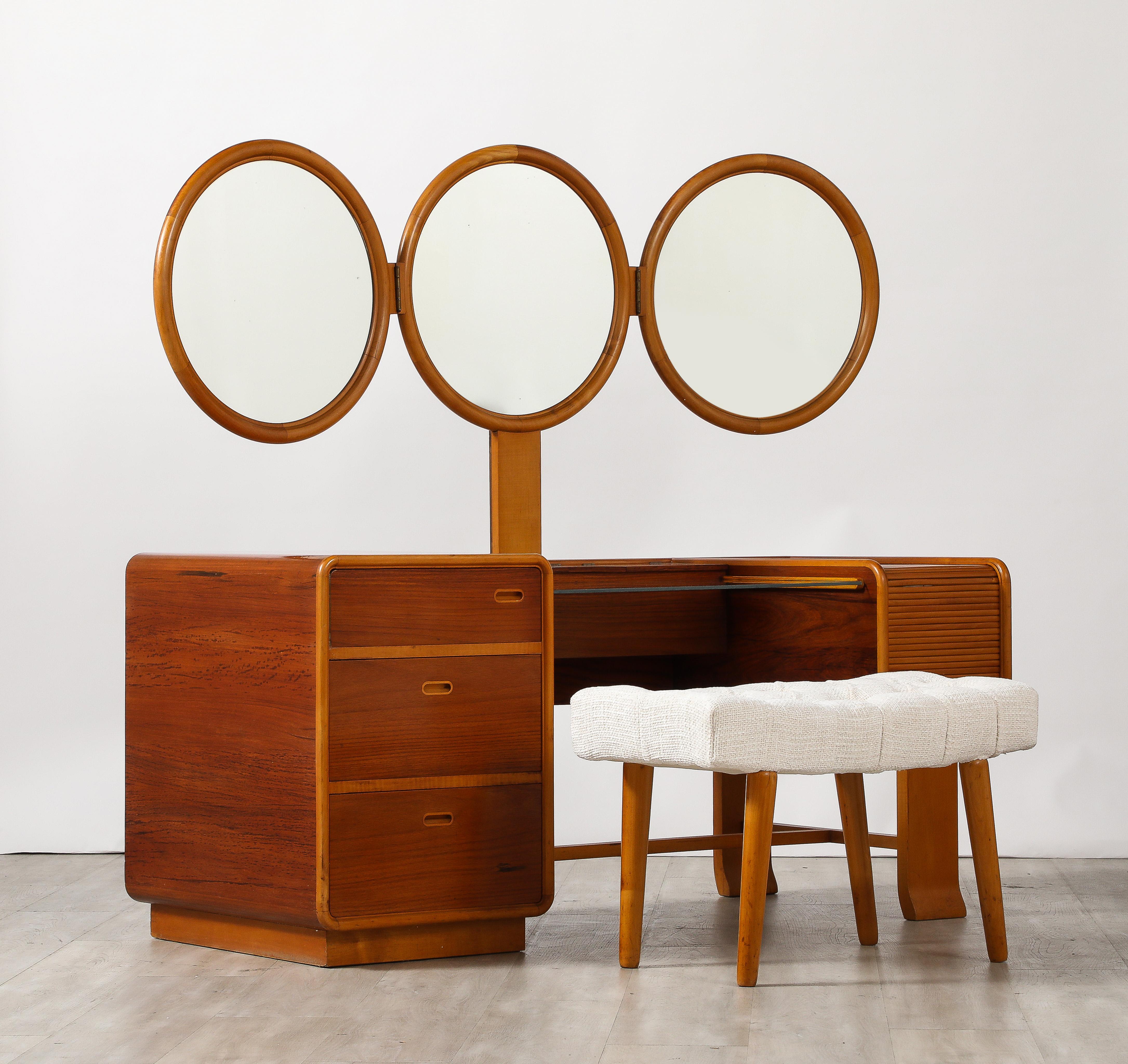 Italiano Tavolo e mobile da toilette modernista in legno d'acero, Italia, circa 1950 in vendita