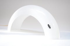 Lámpara de sobremesa italiana modernista en forma de arco de cristal de leche by Linea GB Milano