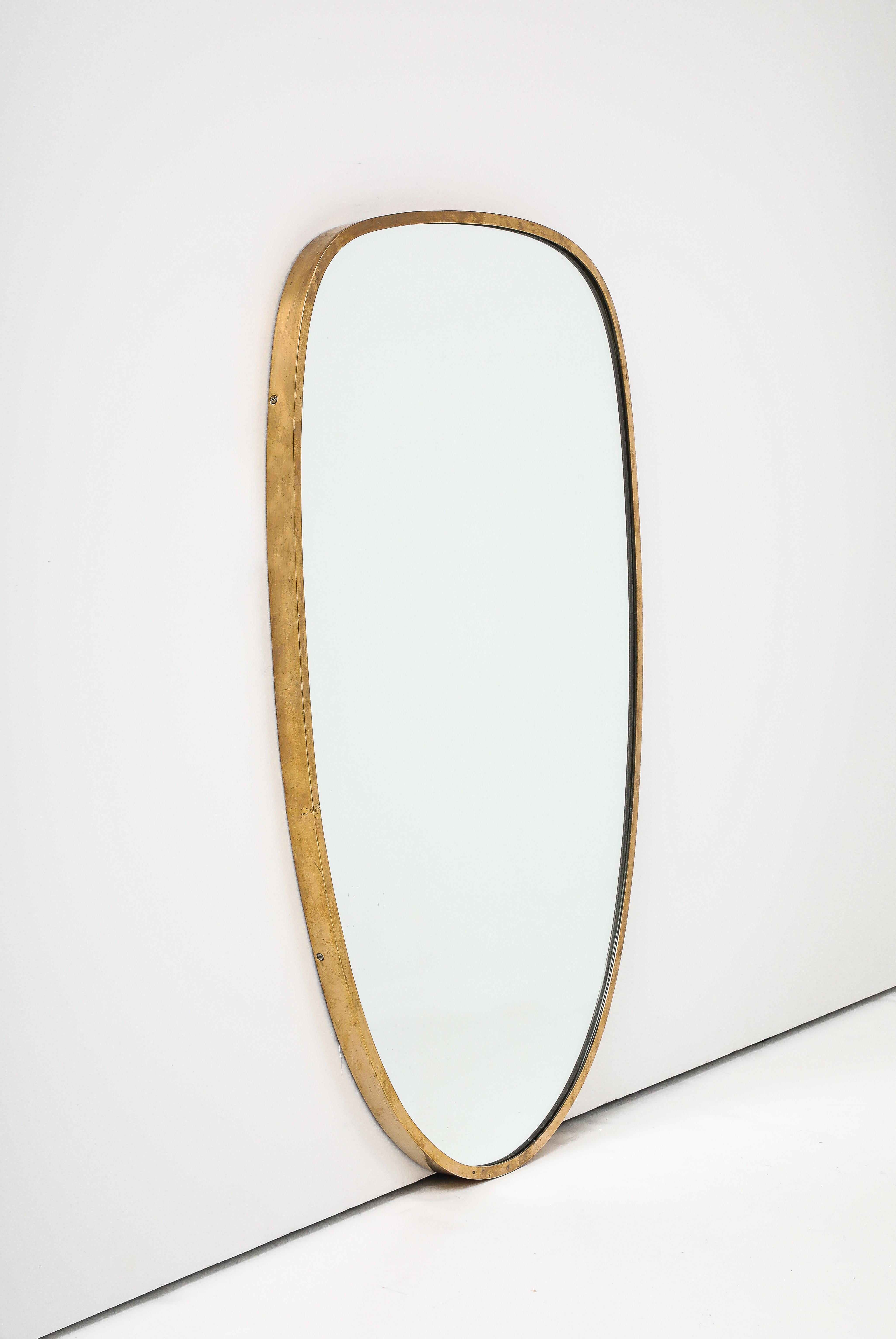 Moderner italienischer Spiegel mit Messingrahmen, Italien, um 1950
Messing, Glas
H: 30 T: 1 B: 19 in.

Ungewöhnliche Form oft nicht gefunden