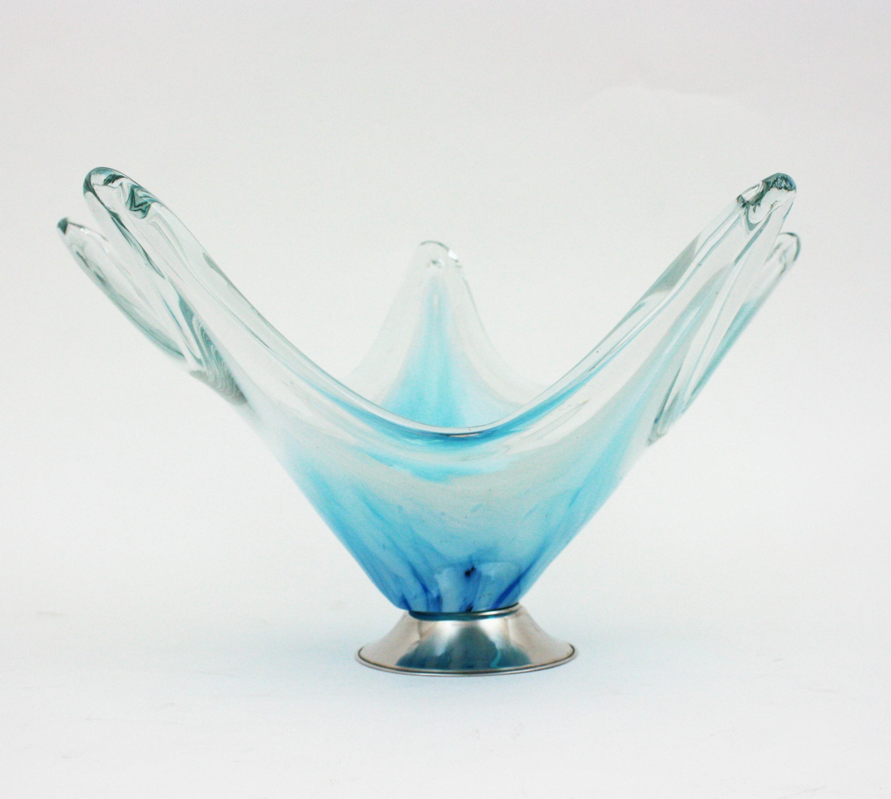 Vase de centre de table en verre d'art moderniste italien de Murano bleu et blanc en vente 3