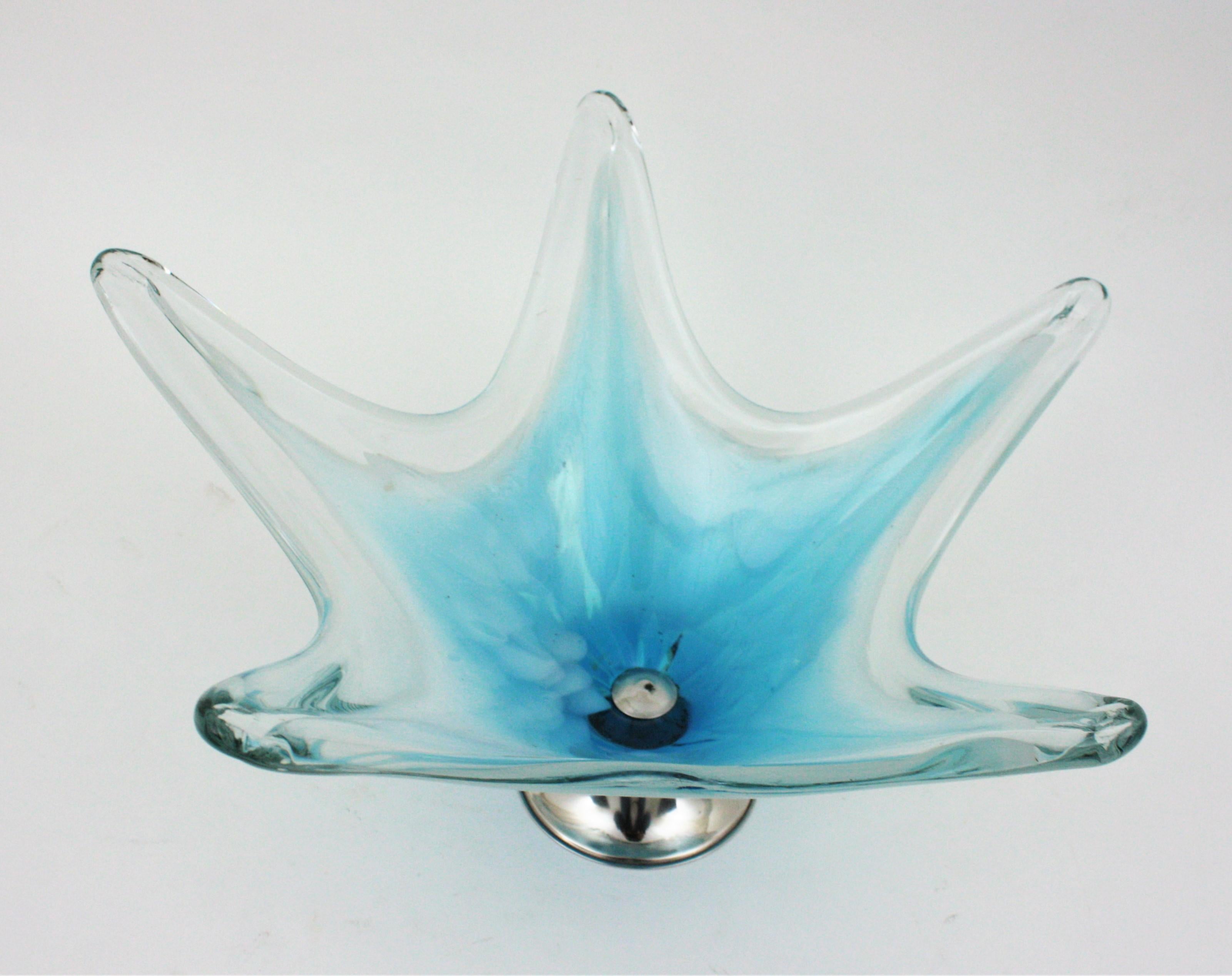 Vase de centre de table en verre d'art moderniste italien de Murano bleu et blanc en vente 4