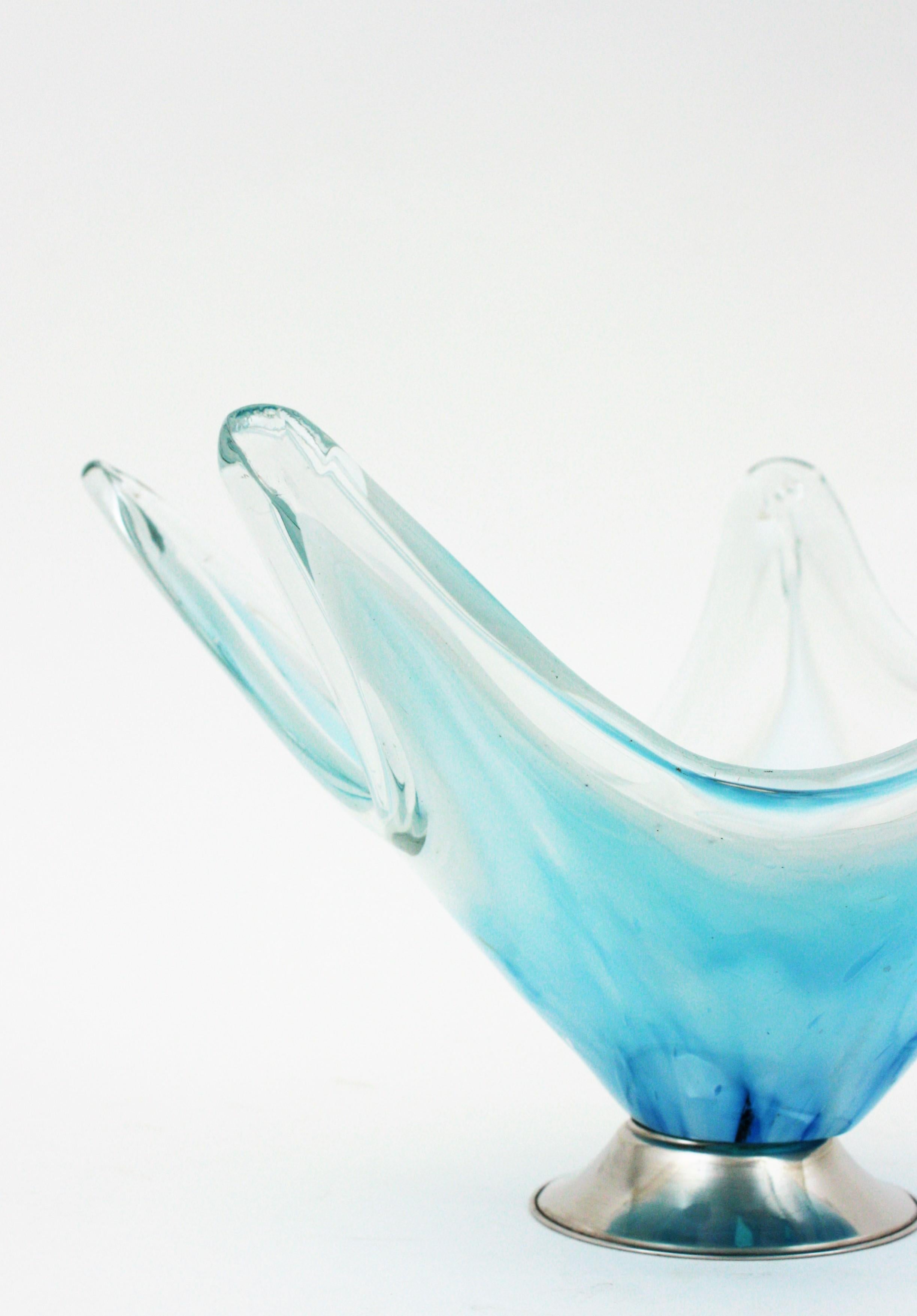 Vase de centre de table en verre d'art moderniste italien de Murano bleu et blanc en vente 8
