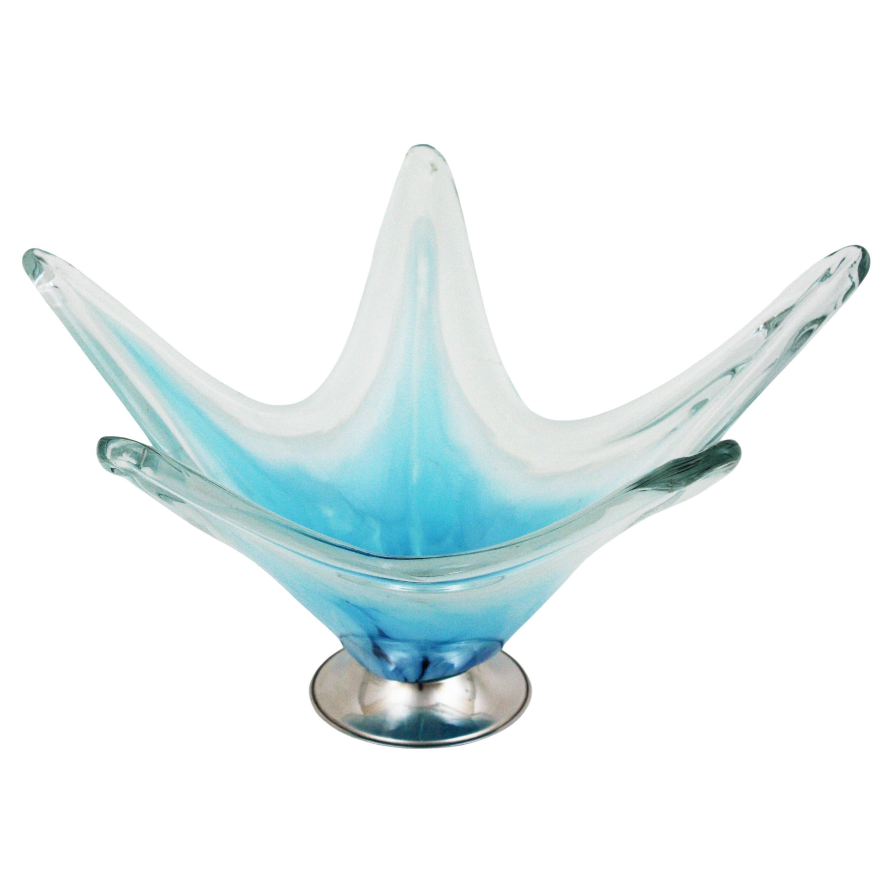 Mid-Century Modern Vase de centre de table en verre d'art moderniste italien de Murano bleu et blanc en vente