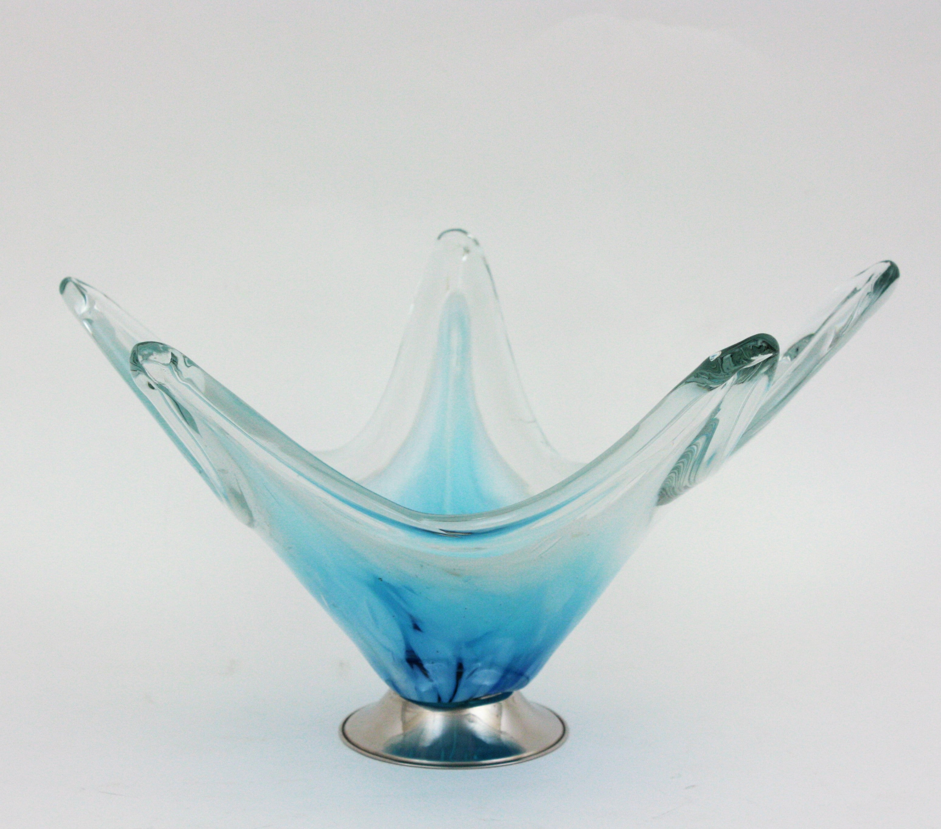 Fait main Vase de centre de table en verre d'art moderniste italien de Murano bleu et blanc en vente
