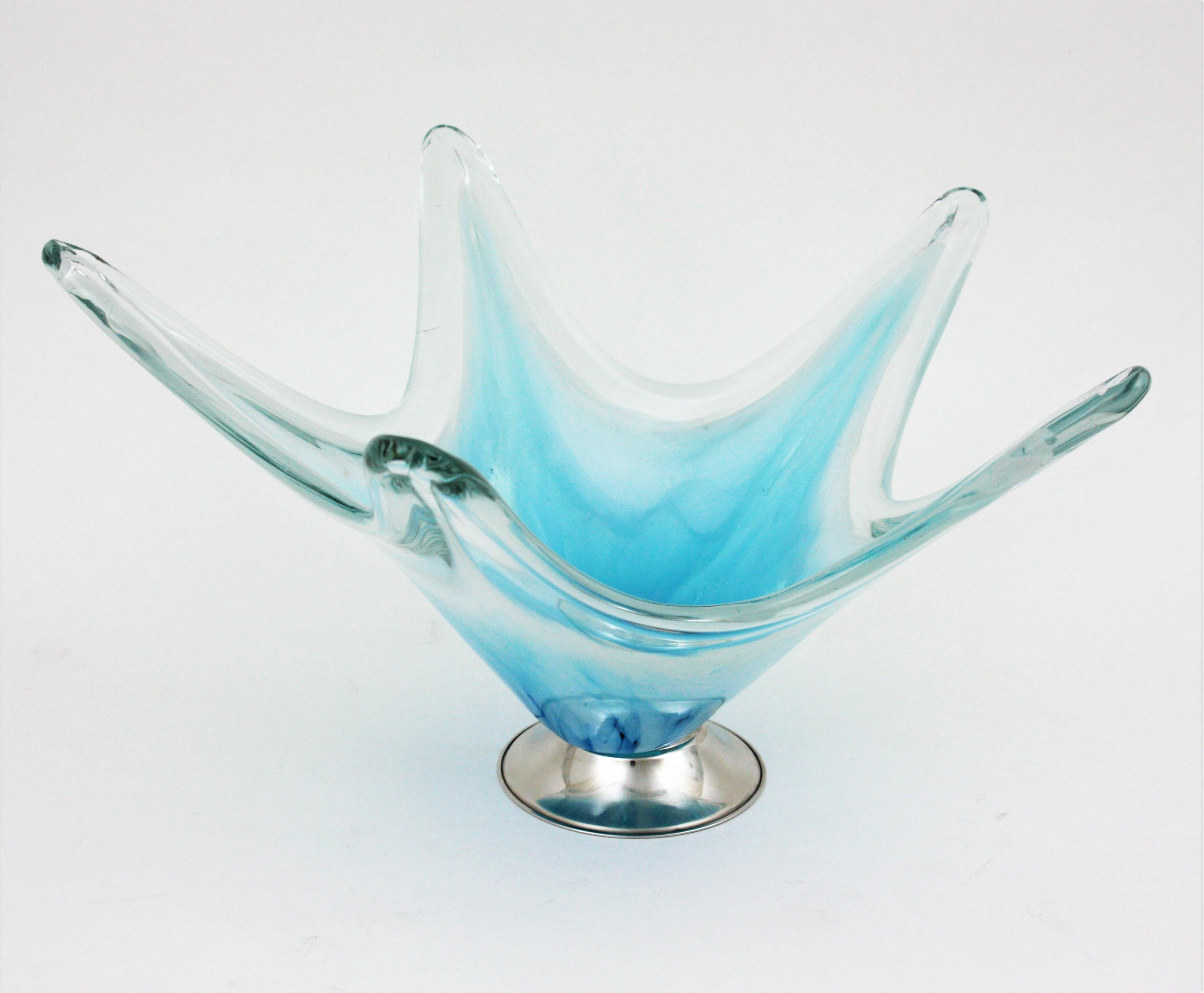 Vase de centre de table en verre d'art moderniste italien de Murano bleu et blanc en vente 1