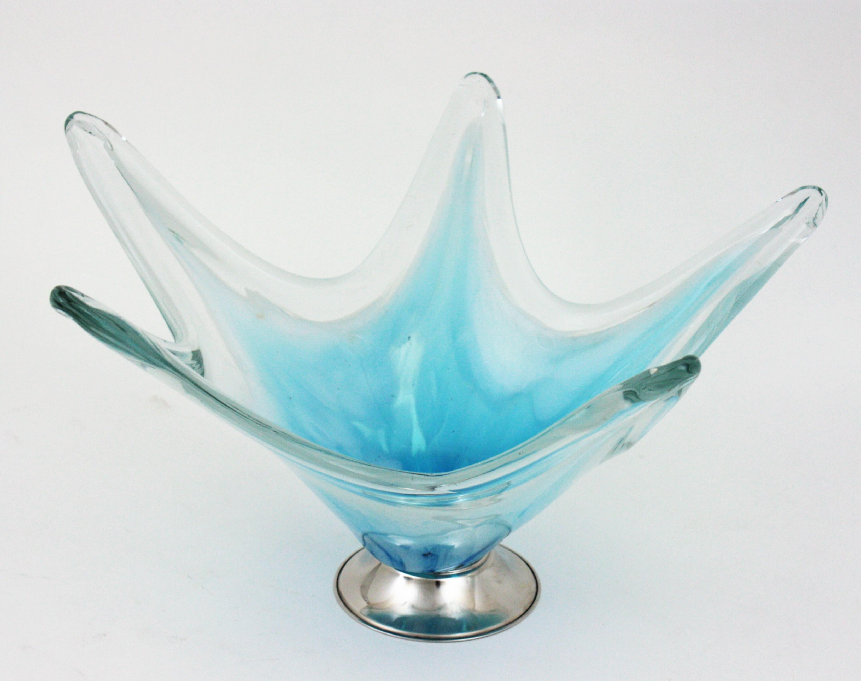 Vase de centre de table en verre d'art moderniste italien de Murano bleu et blanc en vente 2