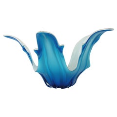 Italienischer Modernist Murano Blau Weiß Glas Centerpiece Vase, Organisches Design/One