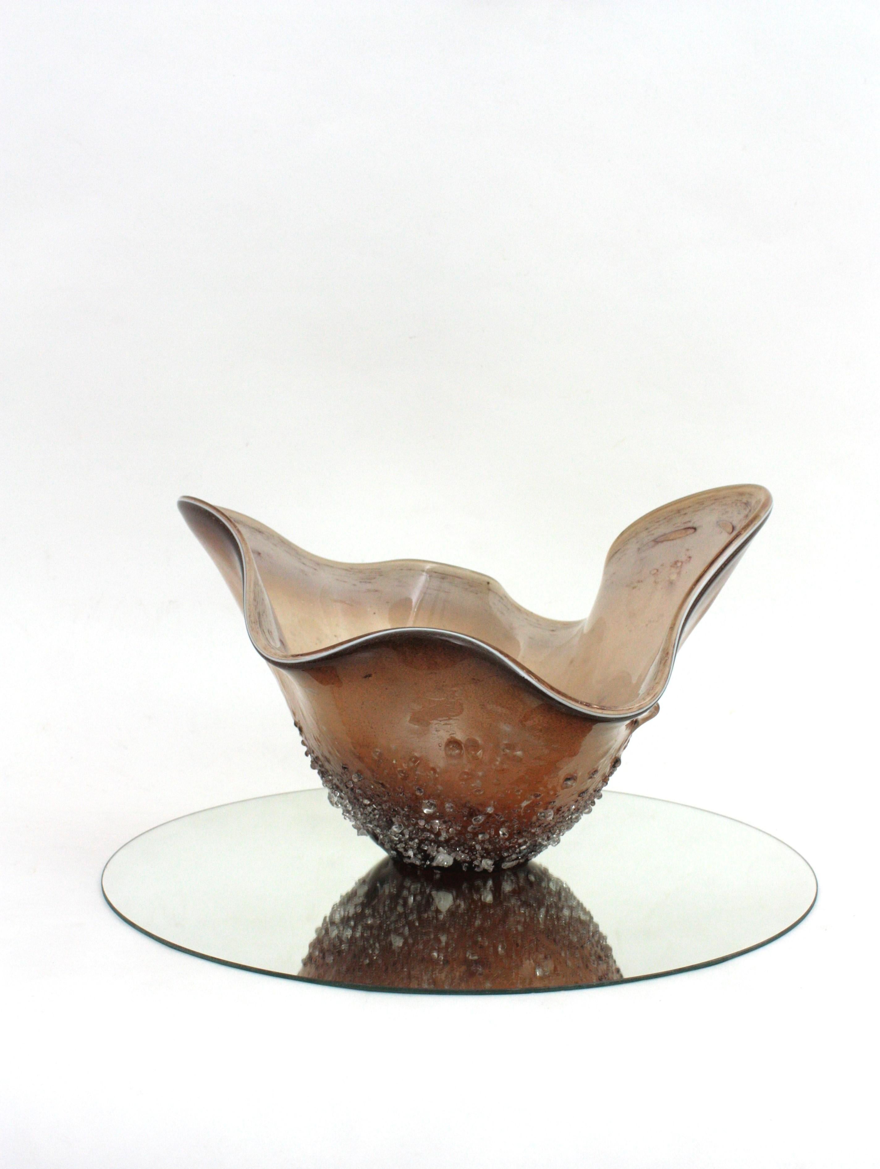 Vaso da centrotavola extra large in vetro di Murano con stampa di polpo, unico nel suo genere. 
Attibuito alla Compagnia di Venezia Murano. Italia, anni '50.
Raro da trovare.
Questo vaso in vetro di Murano soffiato a mano ha un design organico e