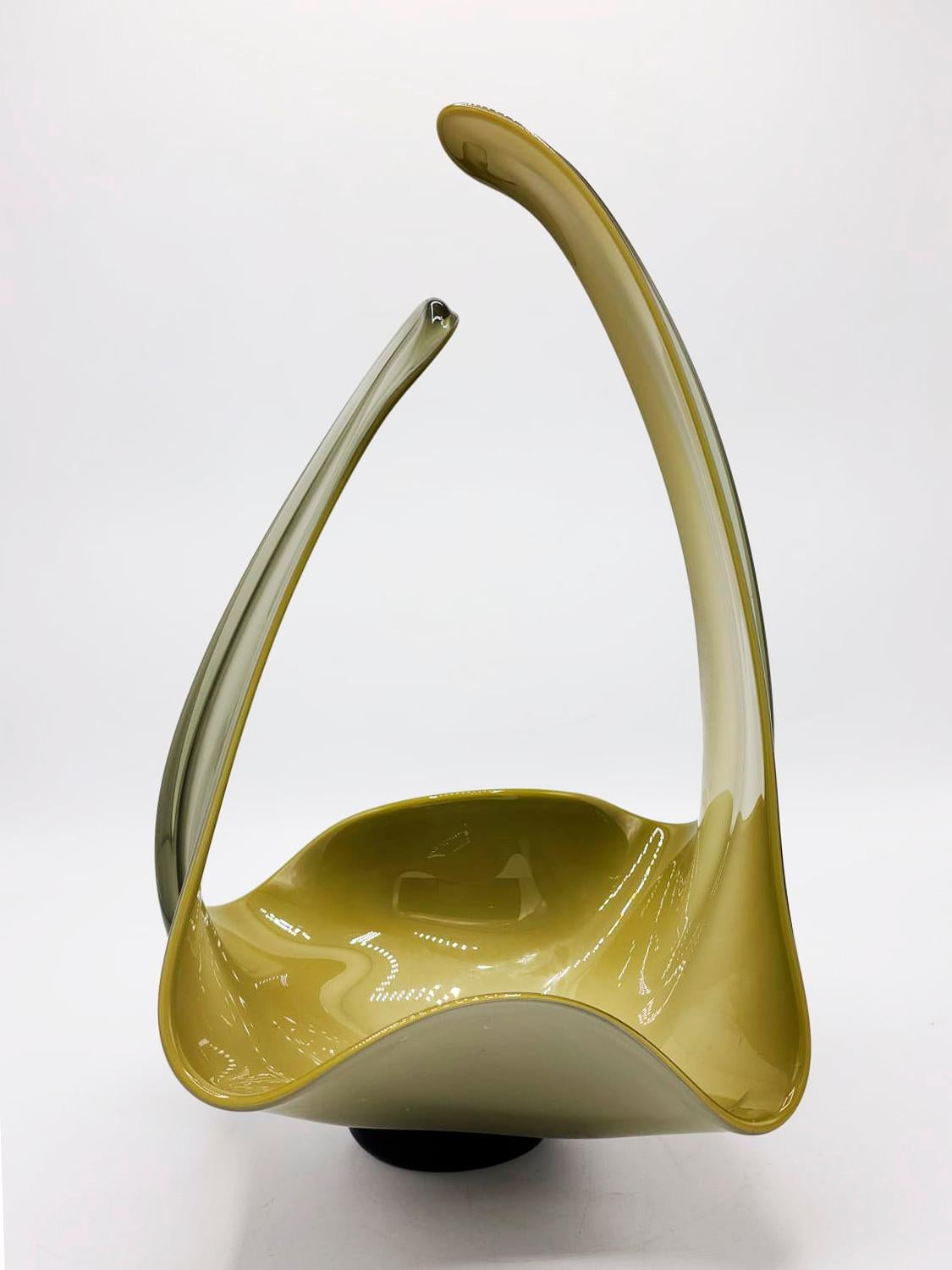 Italian modernist Murano glass vase with green tones for centerpiece
Extraordinary hand-blown Murano Sommerso glass centerpiece in green tones with irregular shape. Italy, 60s.
The interior part is made of white opaline glass. Beautiful organic