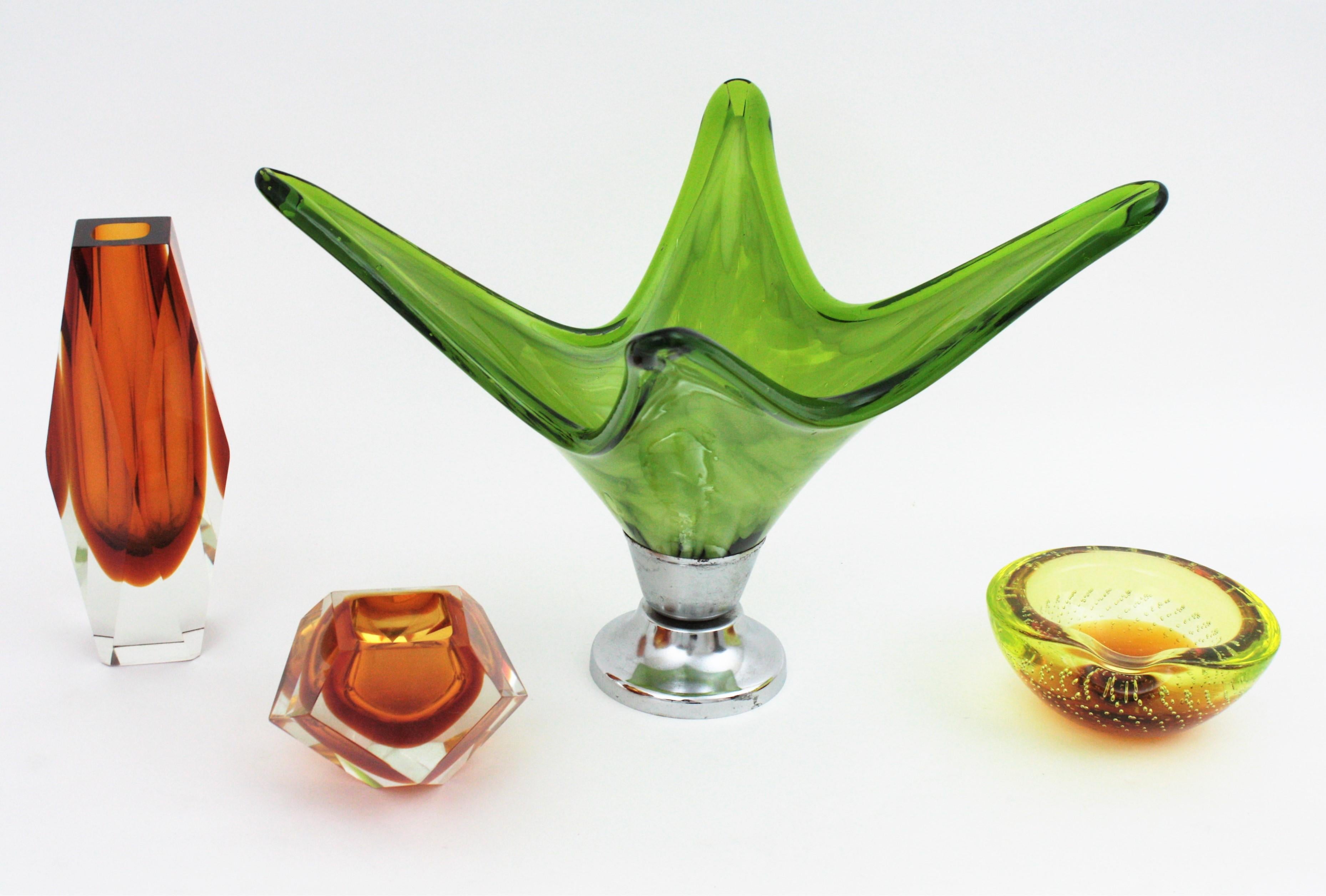 Vase de centre de table moderniste italien en verre de Murano vert et blanc avec base chromée en vente 4