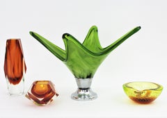 Florero de cristal blanco verde de Murano modernista italiano con base cromada