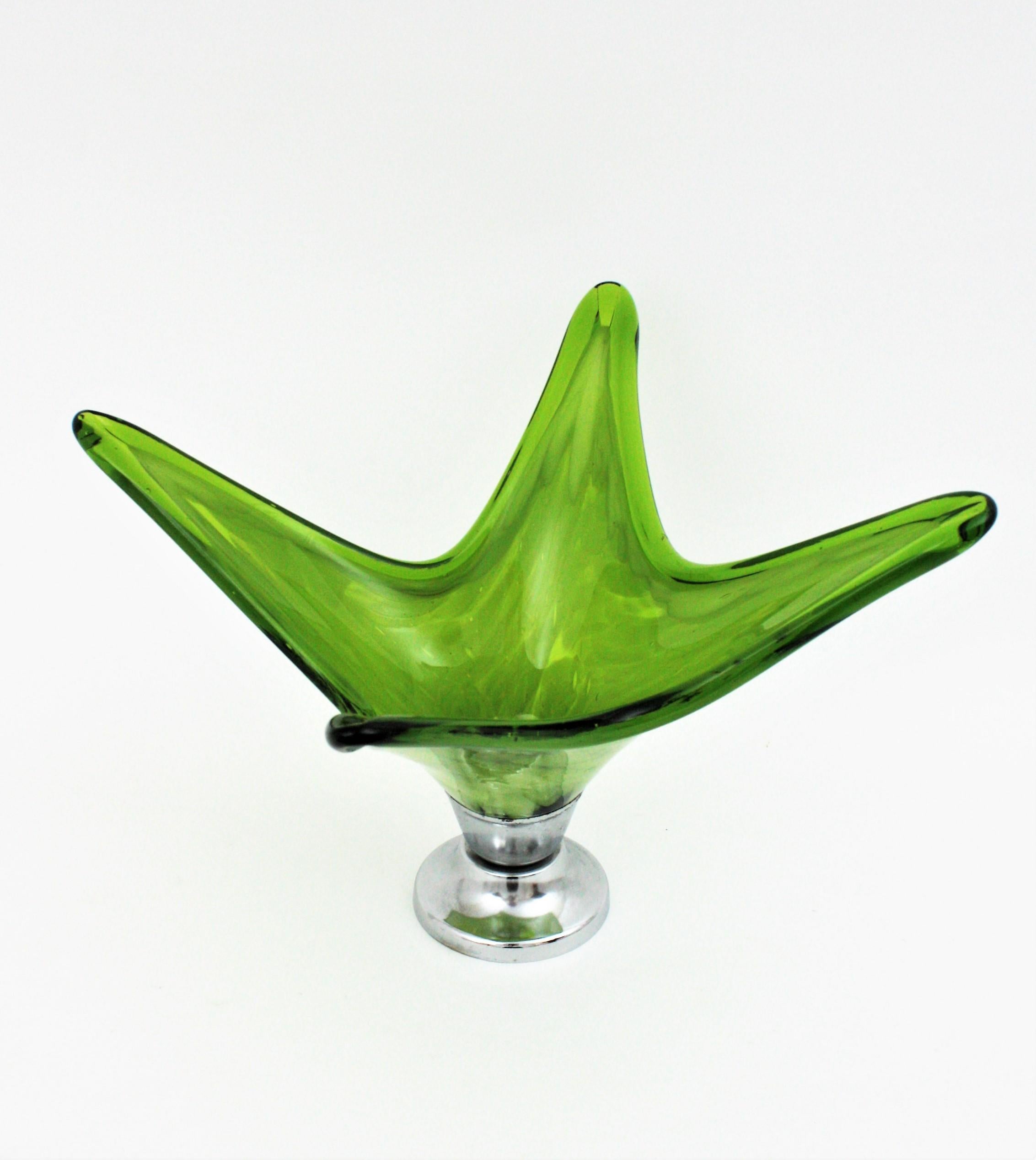 Verre d'art Vase de centre de table moderniste italien en verre de Murano vert et blanc avec base chromée en vente