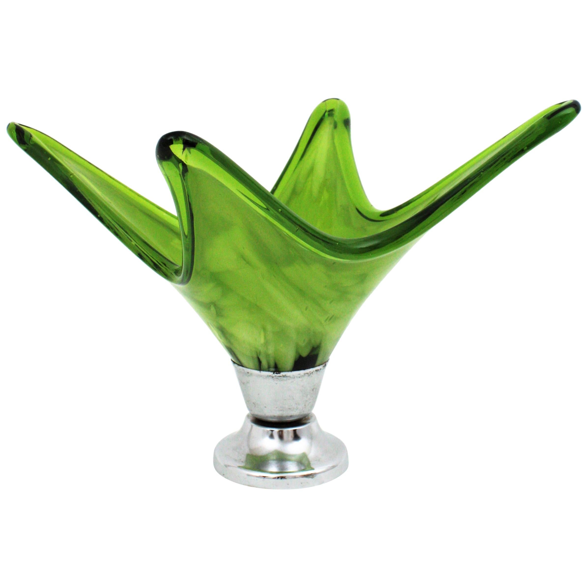 Italian Modernist Murano Green & White Glass Centerpiece Vase with Chromed Base In Good Condition For Sale In Barcelona, ES