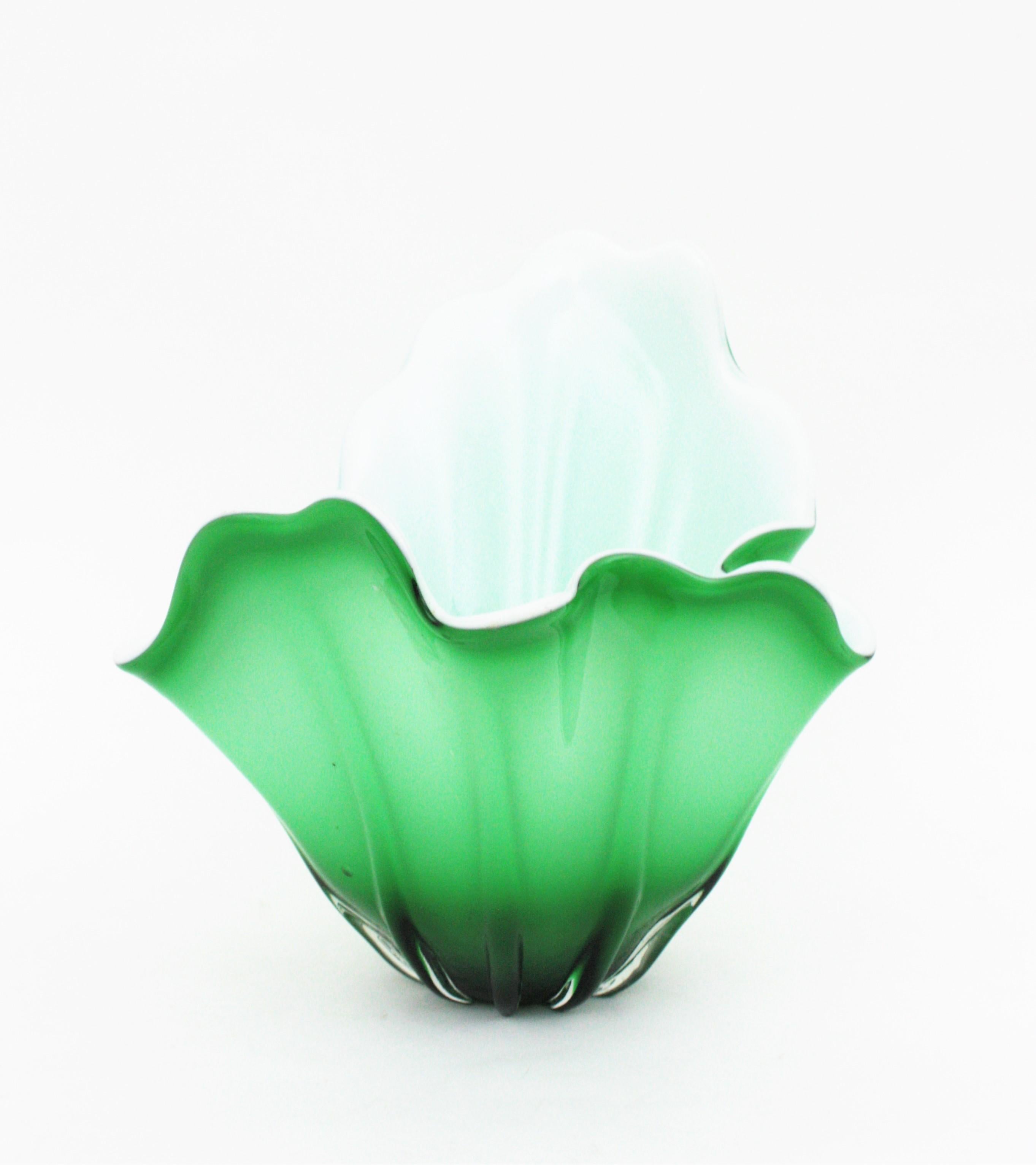 Italienische Modernist Murano Grün Weiß Glas Fazzoletto Centerpiece Vase  im Angebot 5