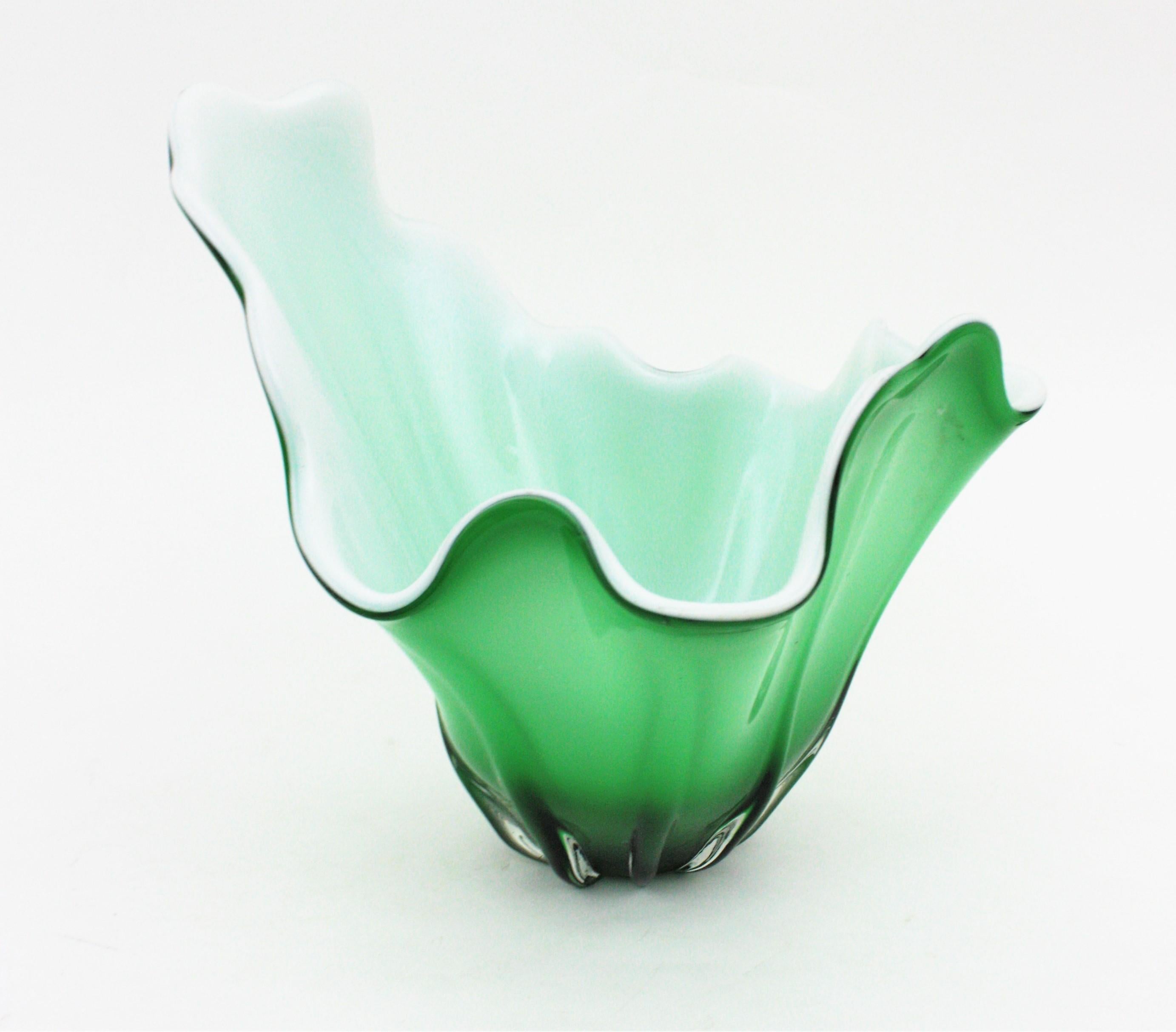 Italienische Modernist Murano Grün Weiß Glas Fazzoletto Centerpiece Vase  im Angebot 7