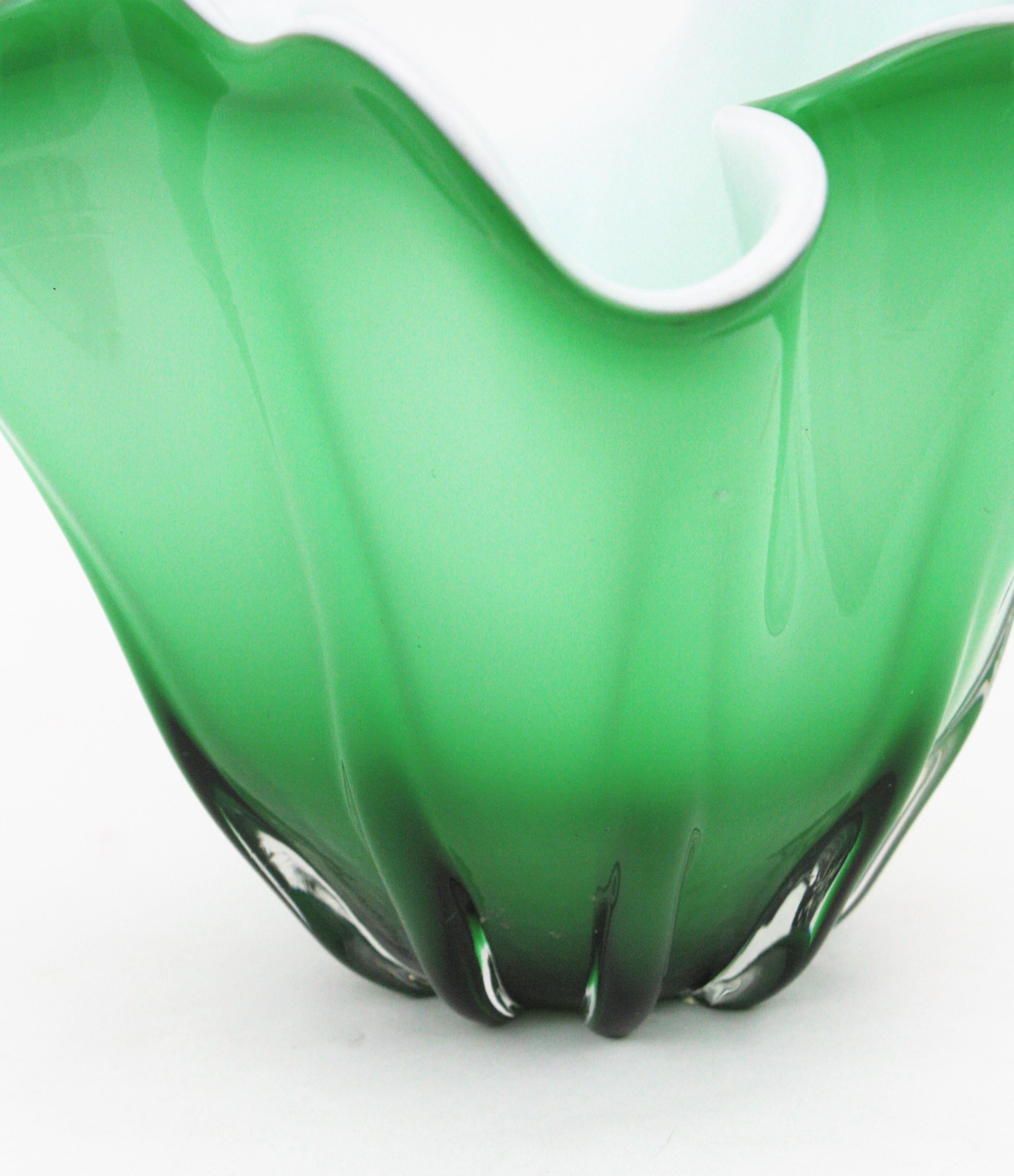 Italienische Modernist Murano Grün Weiß Glas Fazzoletto Centerpiece Vase  im Angebot 12