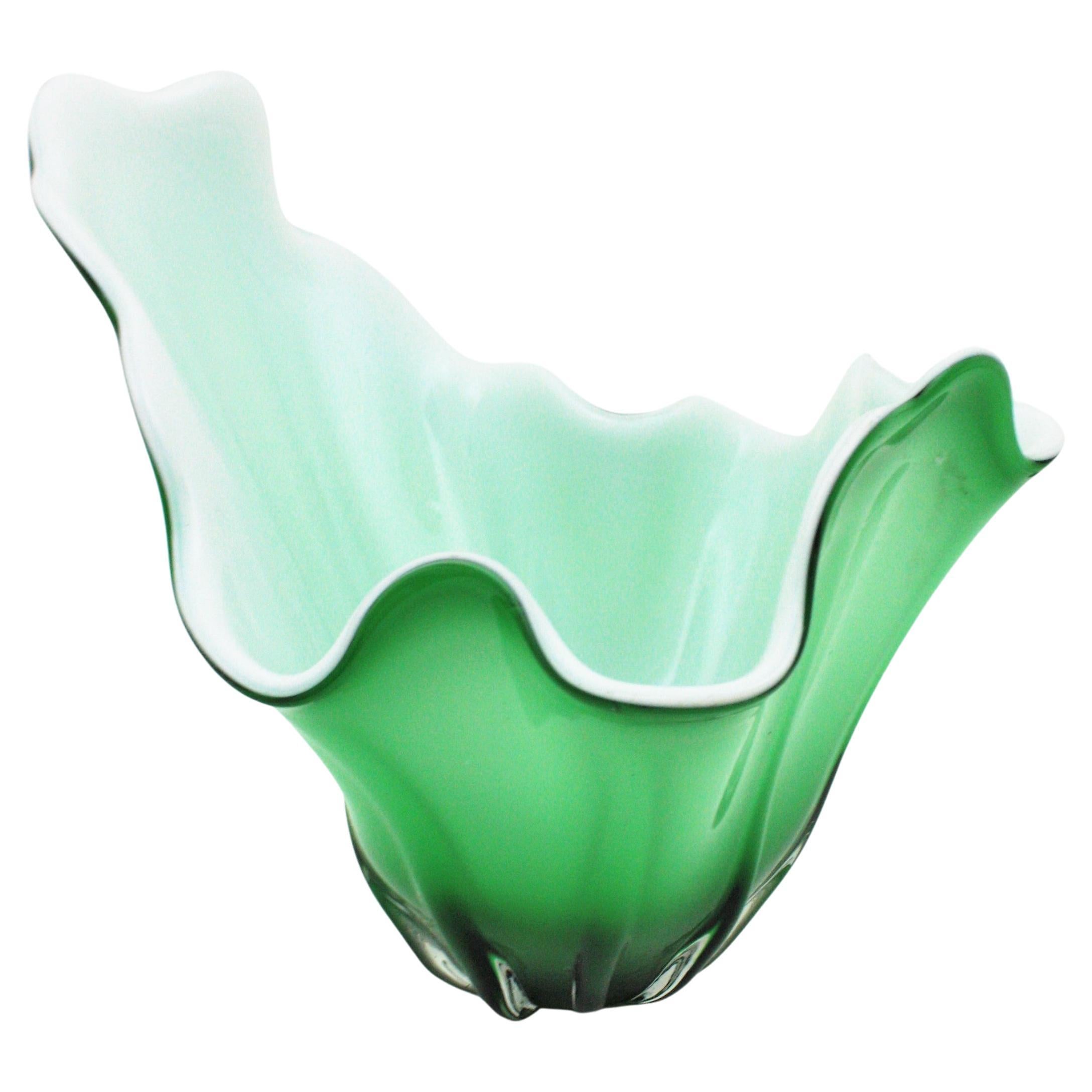 Vase de centre de table moderniste italien en verre de Murano vert et blanc Fazzoletto 