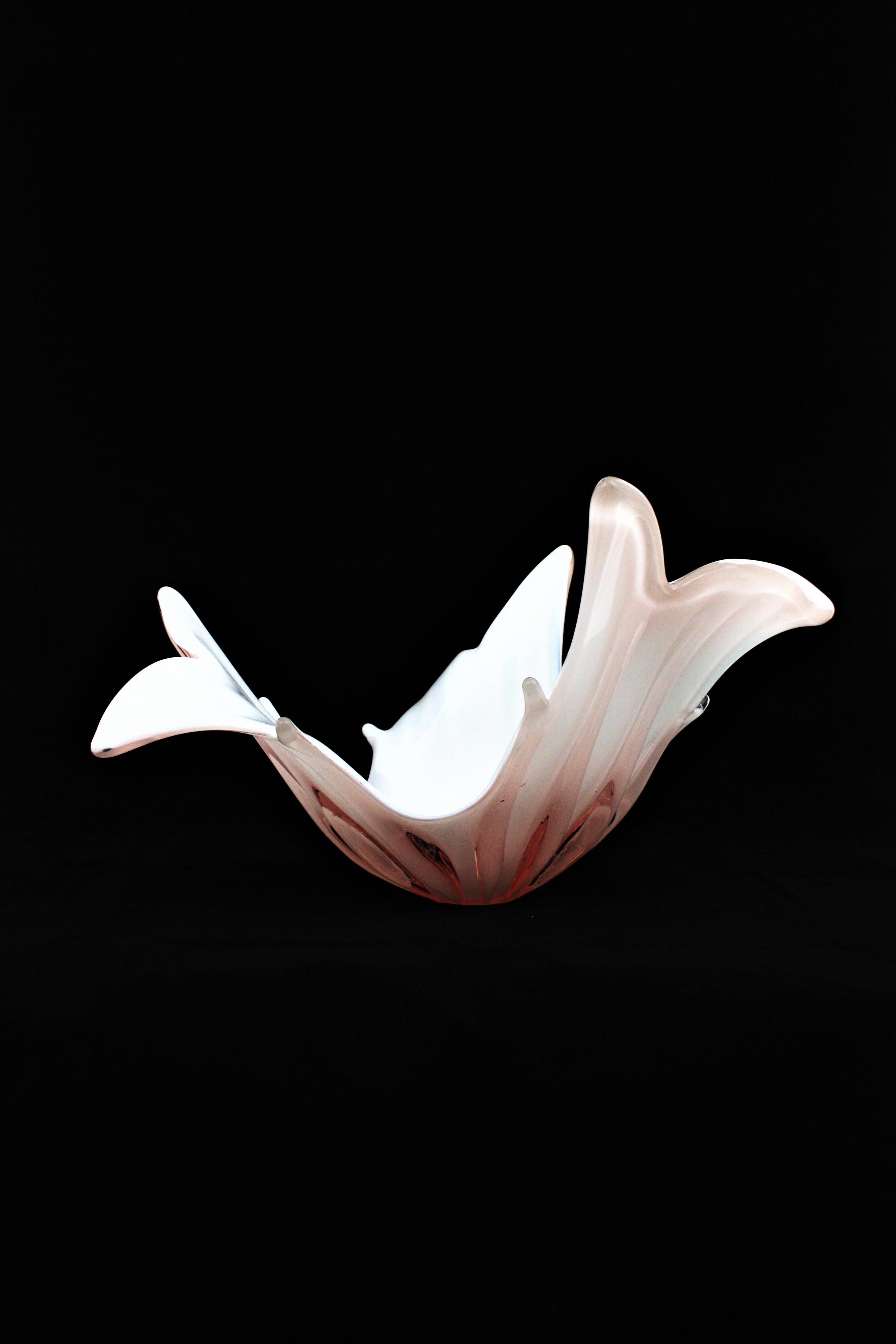 Italian Modernist Murano Pink and White Glass Centerpiece Bowl In Good Condition In Barcelona, ES