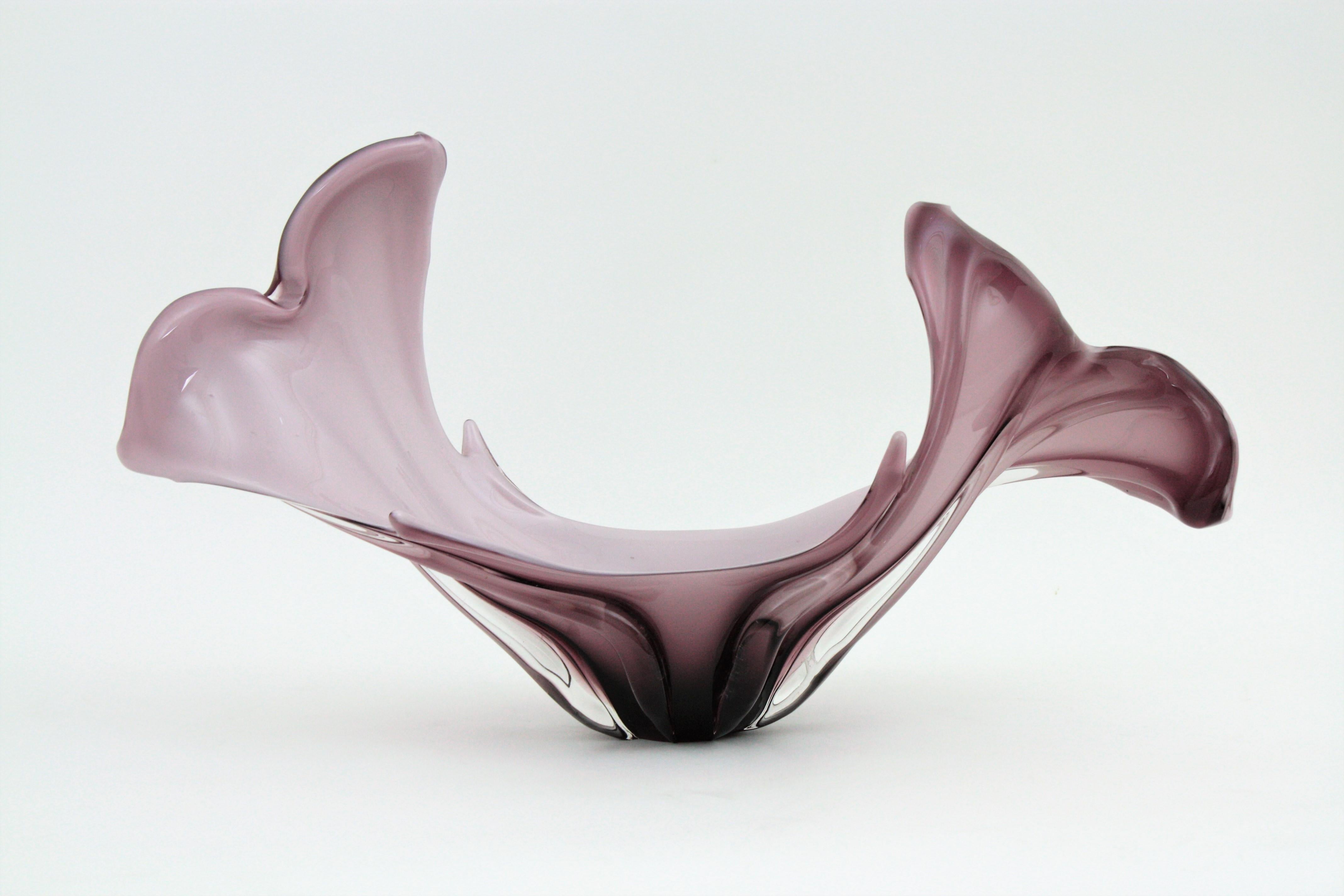 Outstanding hand blown Sommerso Murano large centerpiece with organic design in purple and white glass, Italy, 1960s.
The interior part is made in white Opaline glass and the exterior part made in shades of pink to purple.
This vase is highly