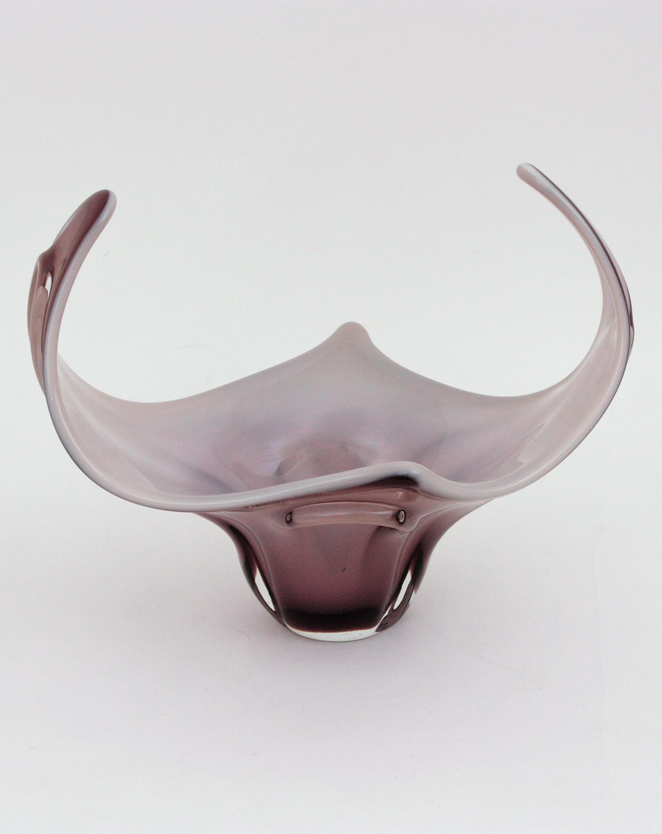 Vetro artistico Vaso da centrotavola modernista italiano in vetro bianco e viola di Murano in vendita