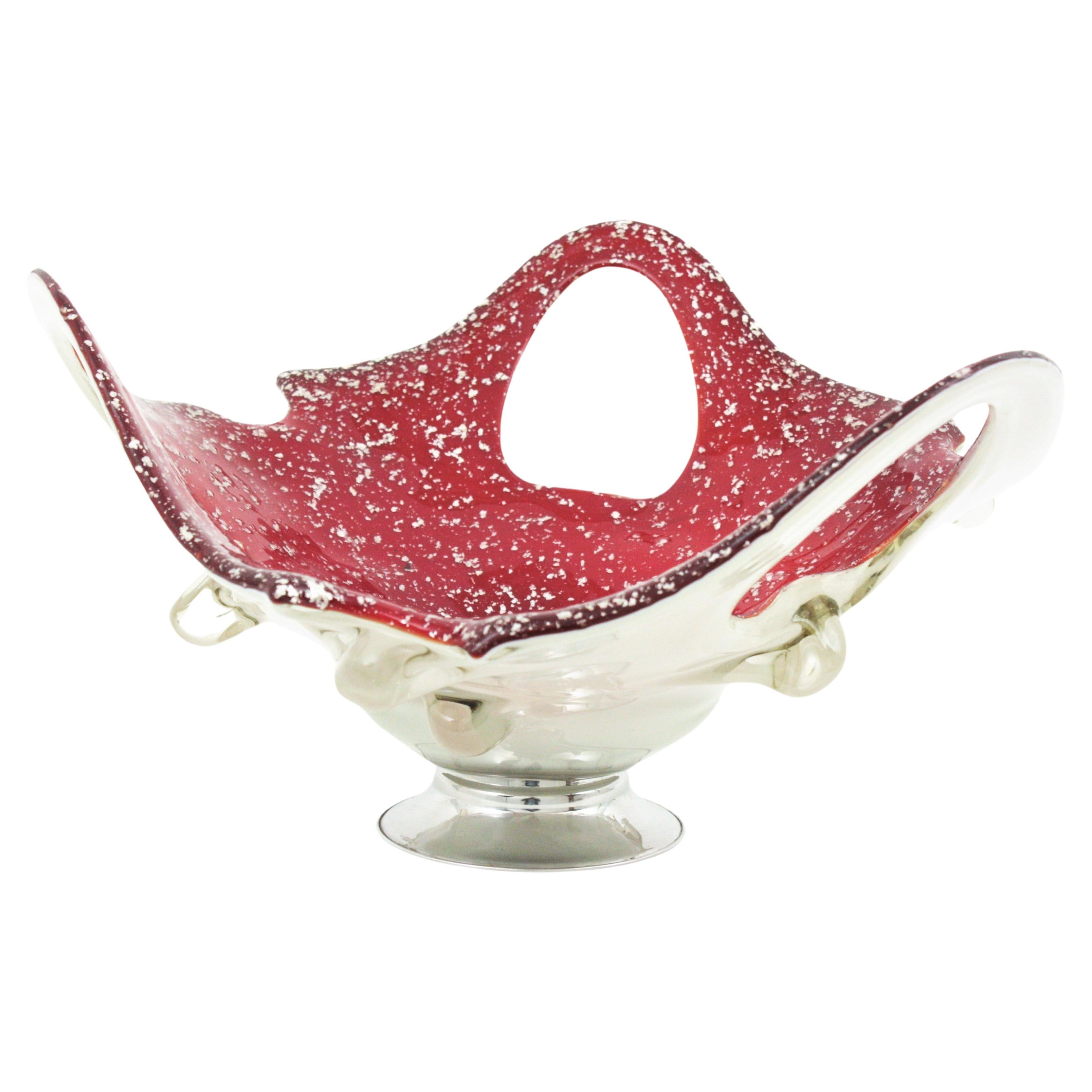 Forato-Mittelstück-Vase aus Murano-Kunstglas, Italien, 1960er Jahre
Modernistische Sommerso Murano Vase aus der Jahrhundertmitte in rotem und weißem Glas mit Silberflecken und organischem Design. 
Dieser elegante Tafelaufsatz aus Murano besteht aus