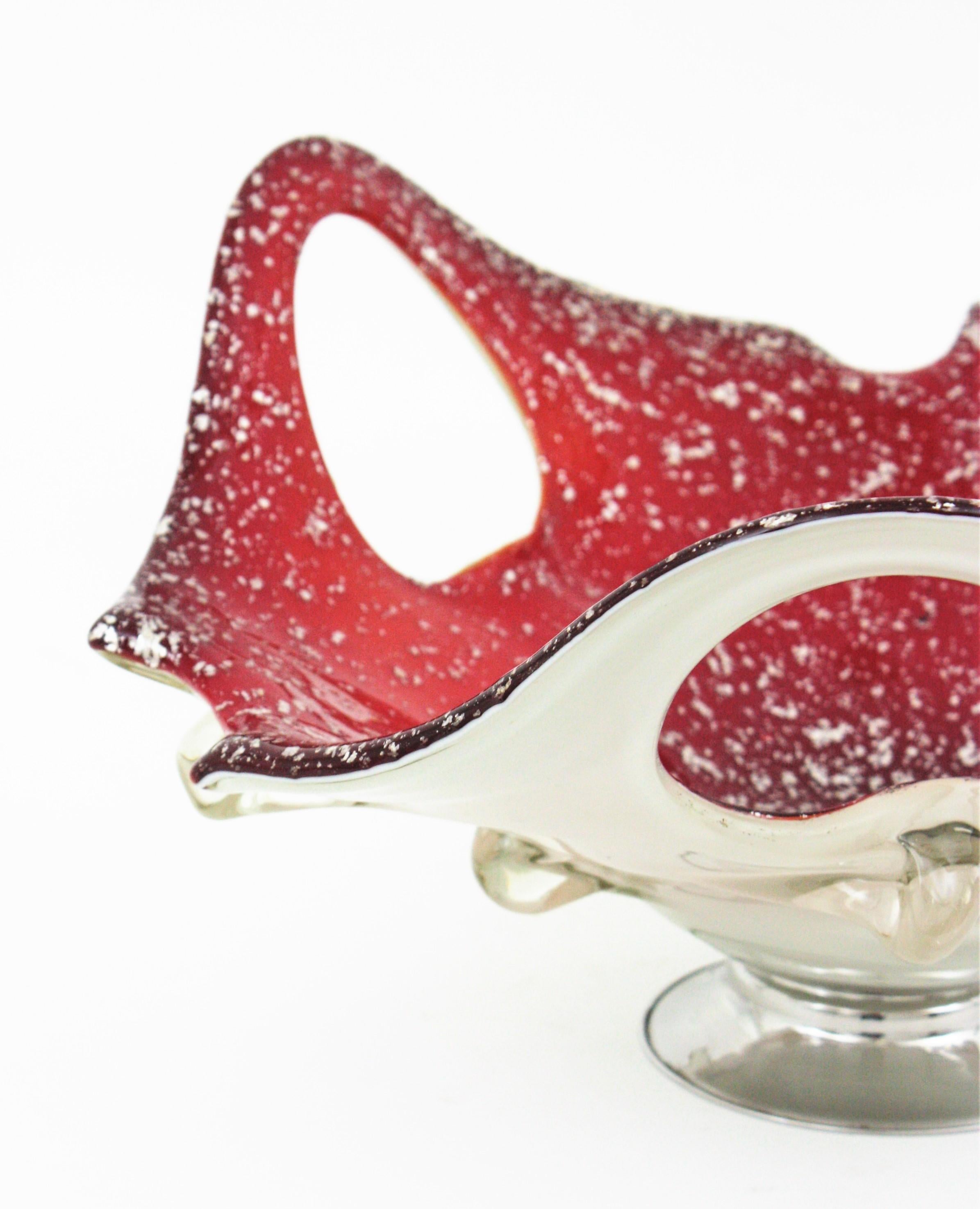 Italienische modernistische Tafelaufsatz-Vase aus rot-weißem Muranoglas mit Silberflecken (Handgefertigt) im Angebot