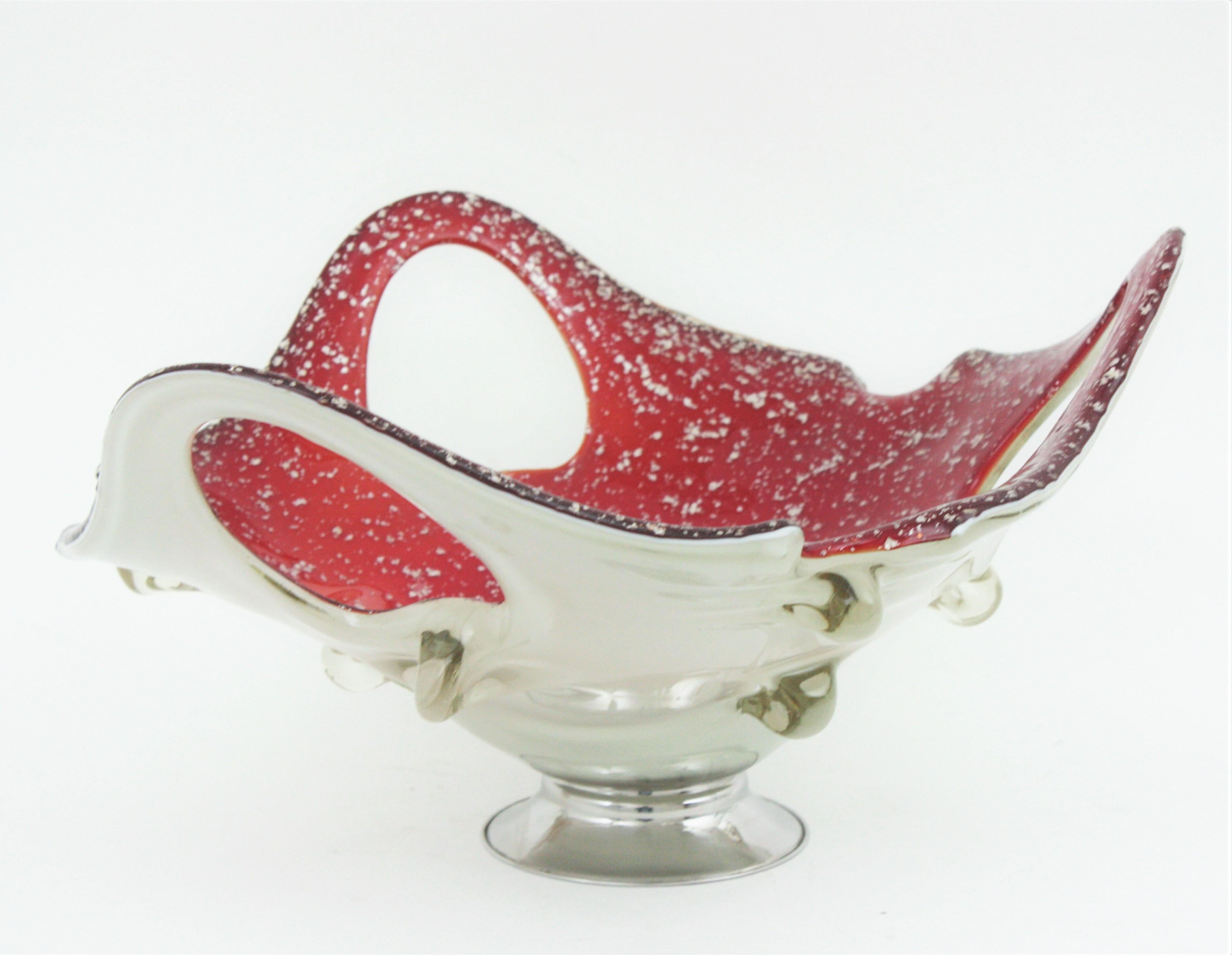 Italian Modernist Murano Red White Glass Centerpiece Vase with Silver Flecks In Good Condition For Sale In Barcelona, ES