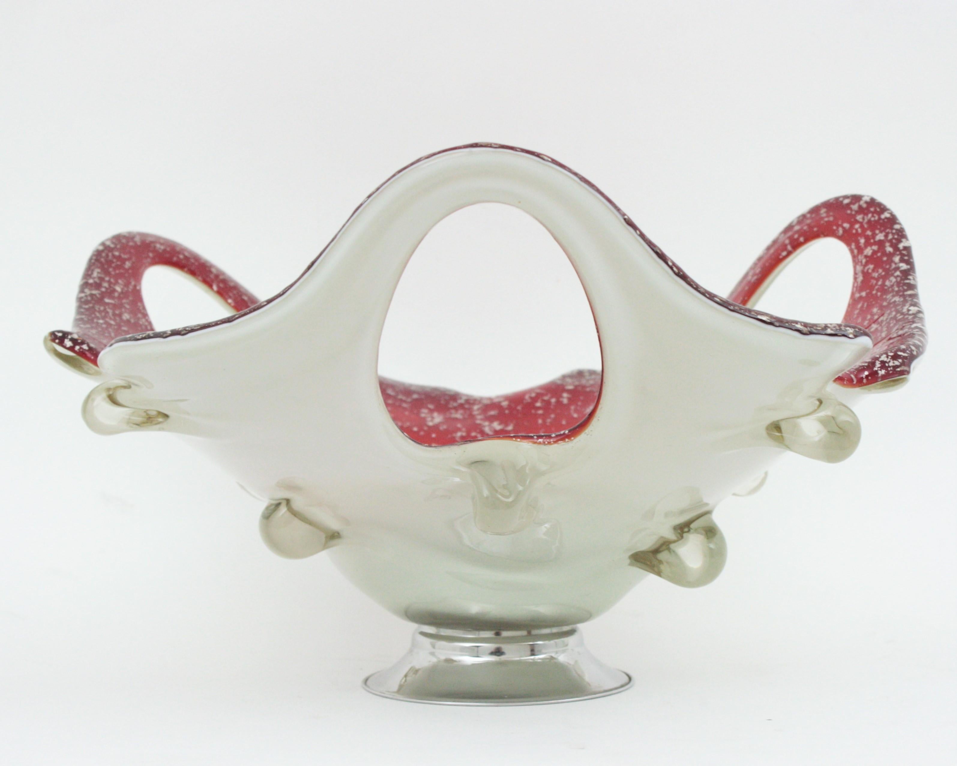 Italienische modernistische Tafelaufsatz-Vase aus rot-weißem Muranoglas mit Silberflecken (20. Jahrhundert) im Angebot