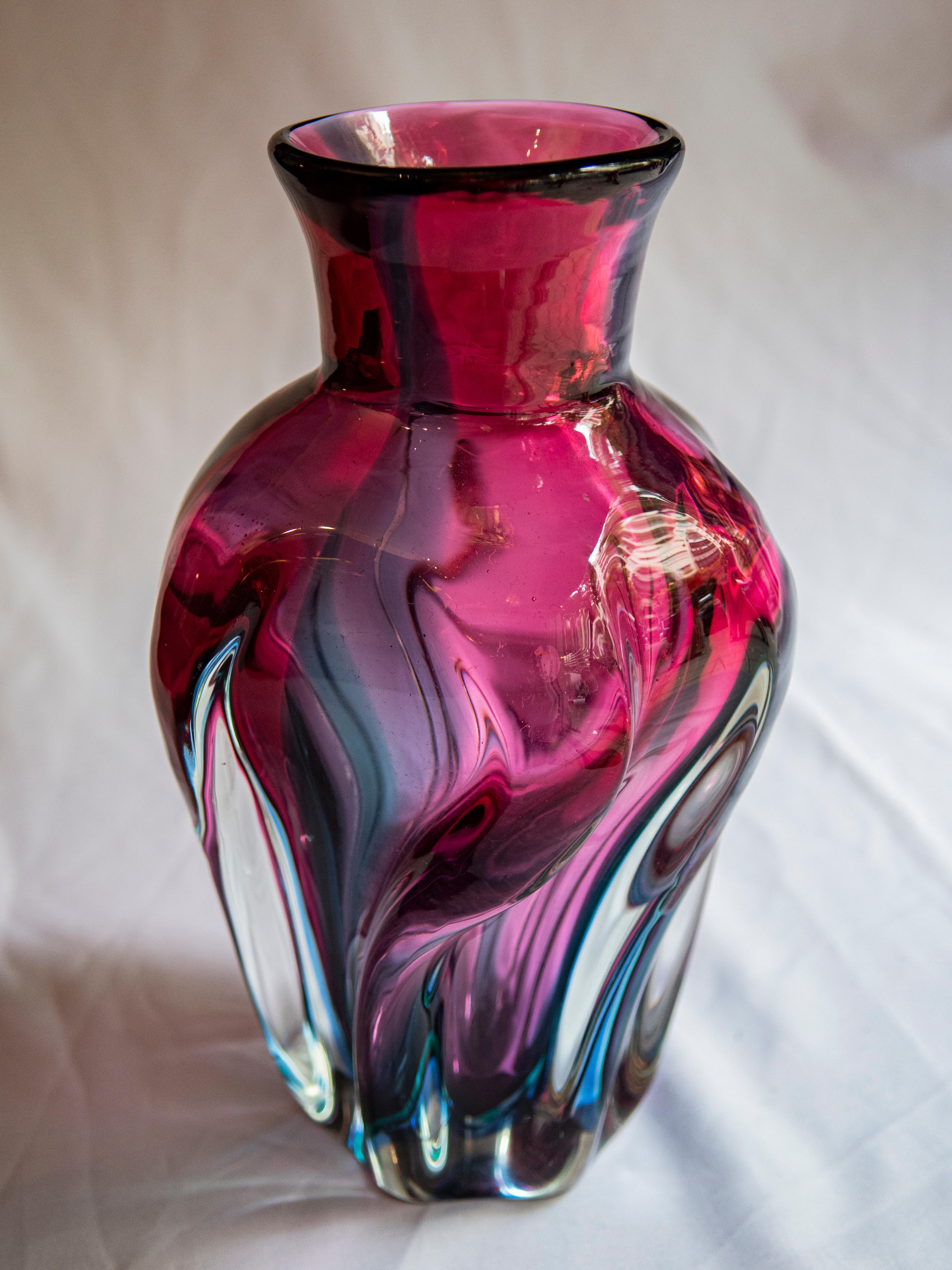 Tauchen Sie ein in die wirbelnden Farben eines Meisterwerks der Jahrhundertmitte: die Glasvase Josef Hospodka Chribska. Seine leuchtenden violetten, rosa und blauen Farben tanzen in perfekter Harmonie, ein Beweis für die Kunstfertigkeit von