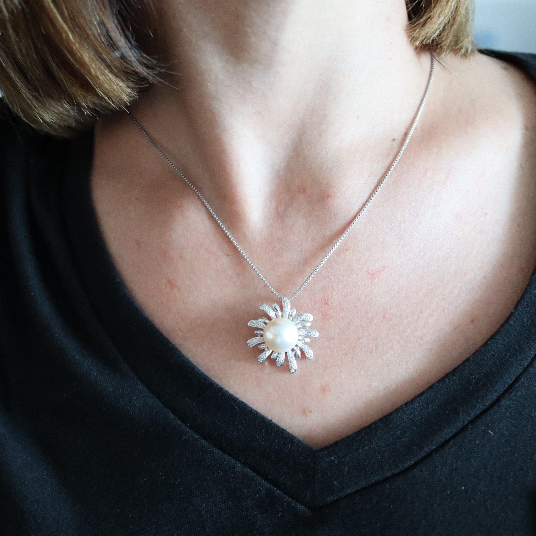 Moderna collana a catena con perle e diamanti.

Bellissimo ciondolo per collana, realizzato in Italia in oro bianco massiccio a 18 carati con finitura lucida. La collana con ciondolo è stata realizzata a forma di fiore con petali ed è impreziosita
