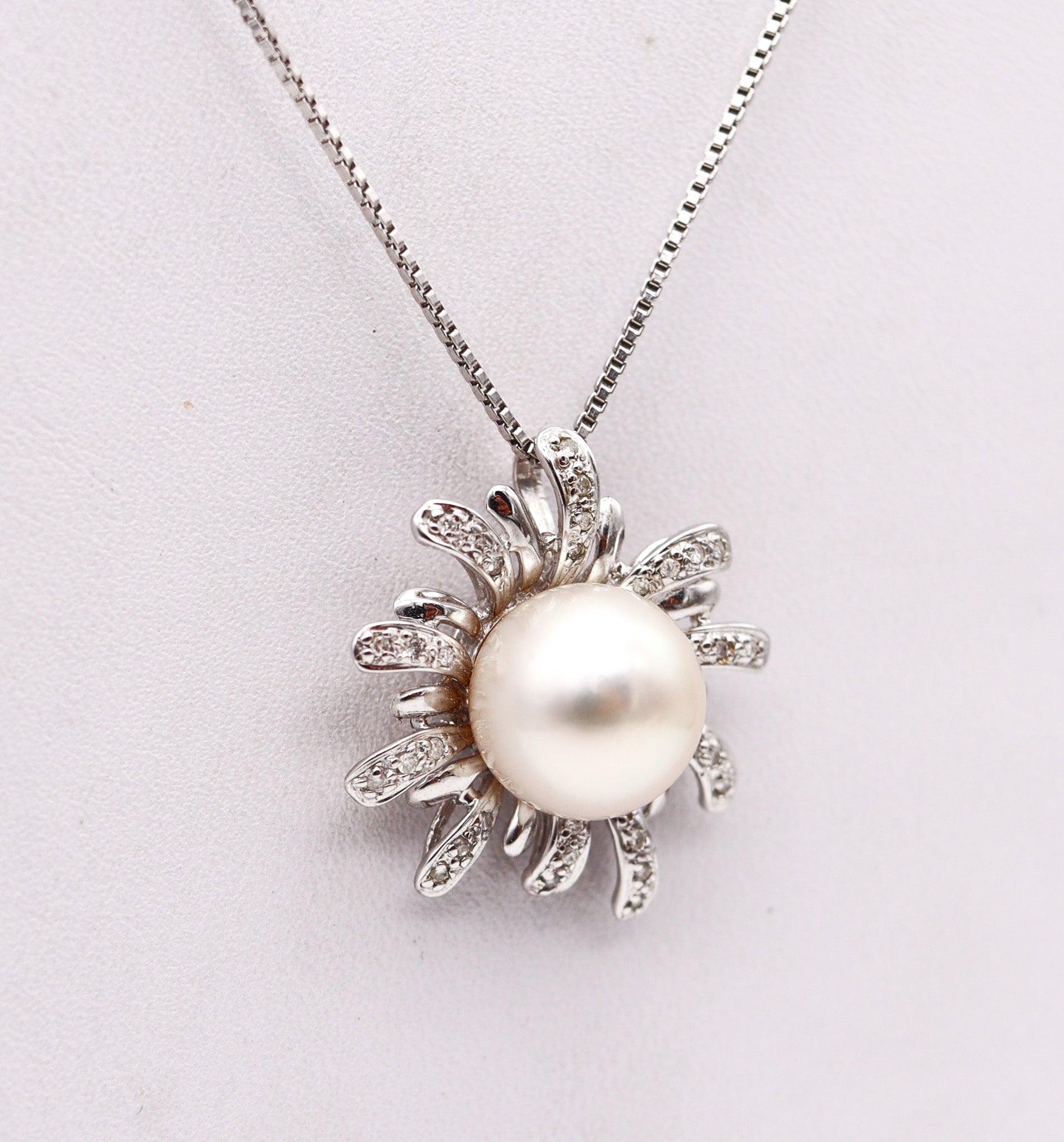 Taglio rotondo Collana ITALIANA Modernista in oro bianco 18Kt con perla e diamanti bianchi in vendita