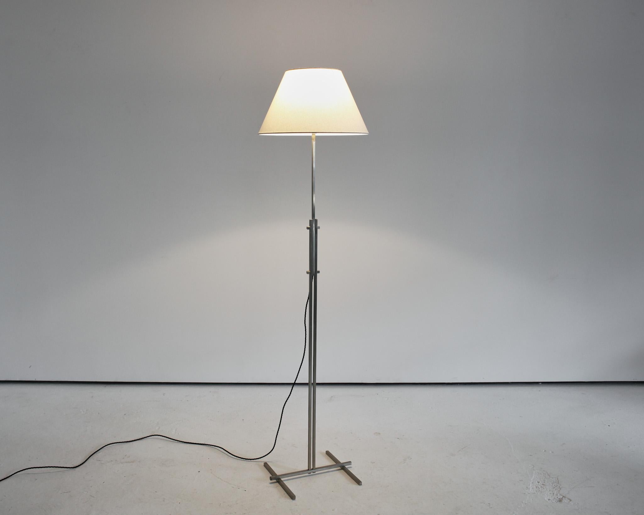 Lampe standard italienne en nickel des années 1970, dont le style rappelle les premières œuvres de l'école Bauhaus.

Légèrement patiné, avec une légère décoloration/perte du nickelage.

Câblage refait par un professionnel.

Photographié avec un