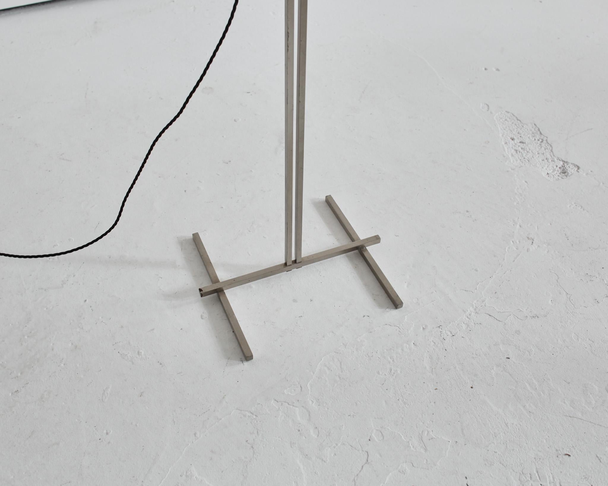 Lampe standard italienne moderniste en nickel plaqué  Bon état - En vente à London, GB