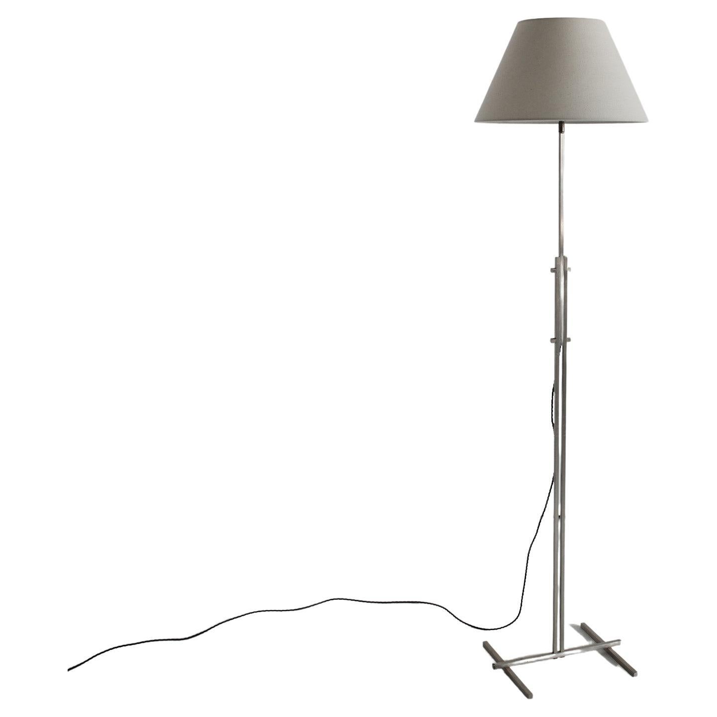 Lampe standard italienne moderniste en nickel plaqué  en vente