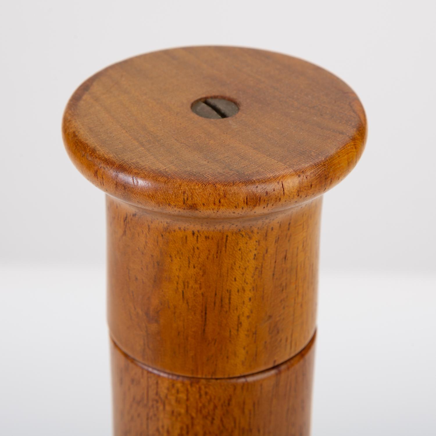 Italian Modernist Oak Pepper Mill In Excellent Condition In Los Angeles, CA