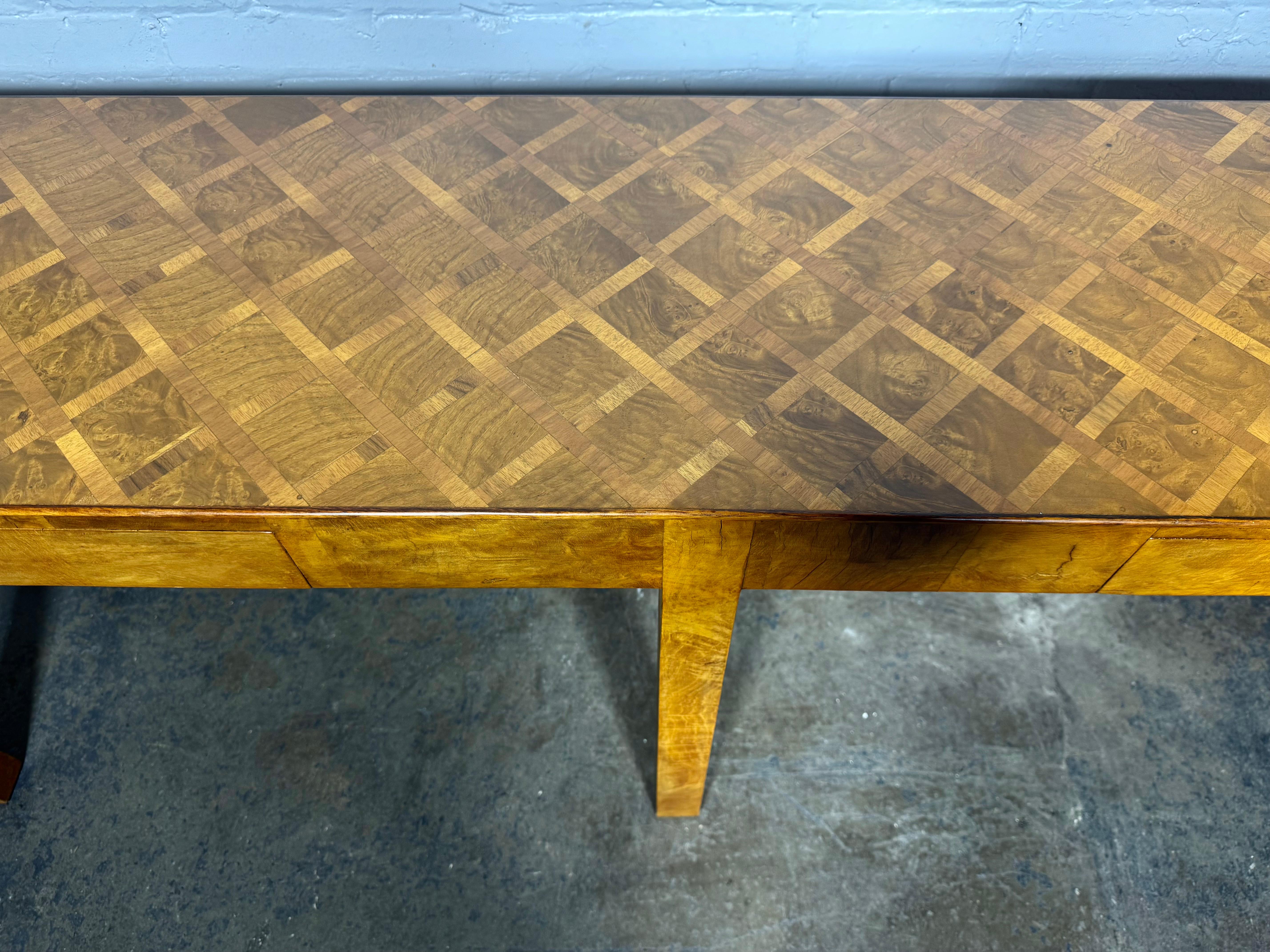 Rechteckiger italienischer modernistischer Konsolentisch mit 3 Schubladen aus Olivenholz / Wurzelholz. (Italienisch) im Angebot
