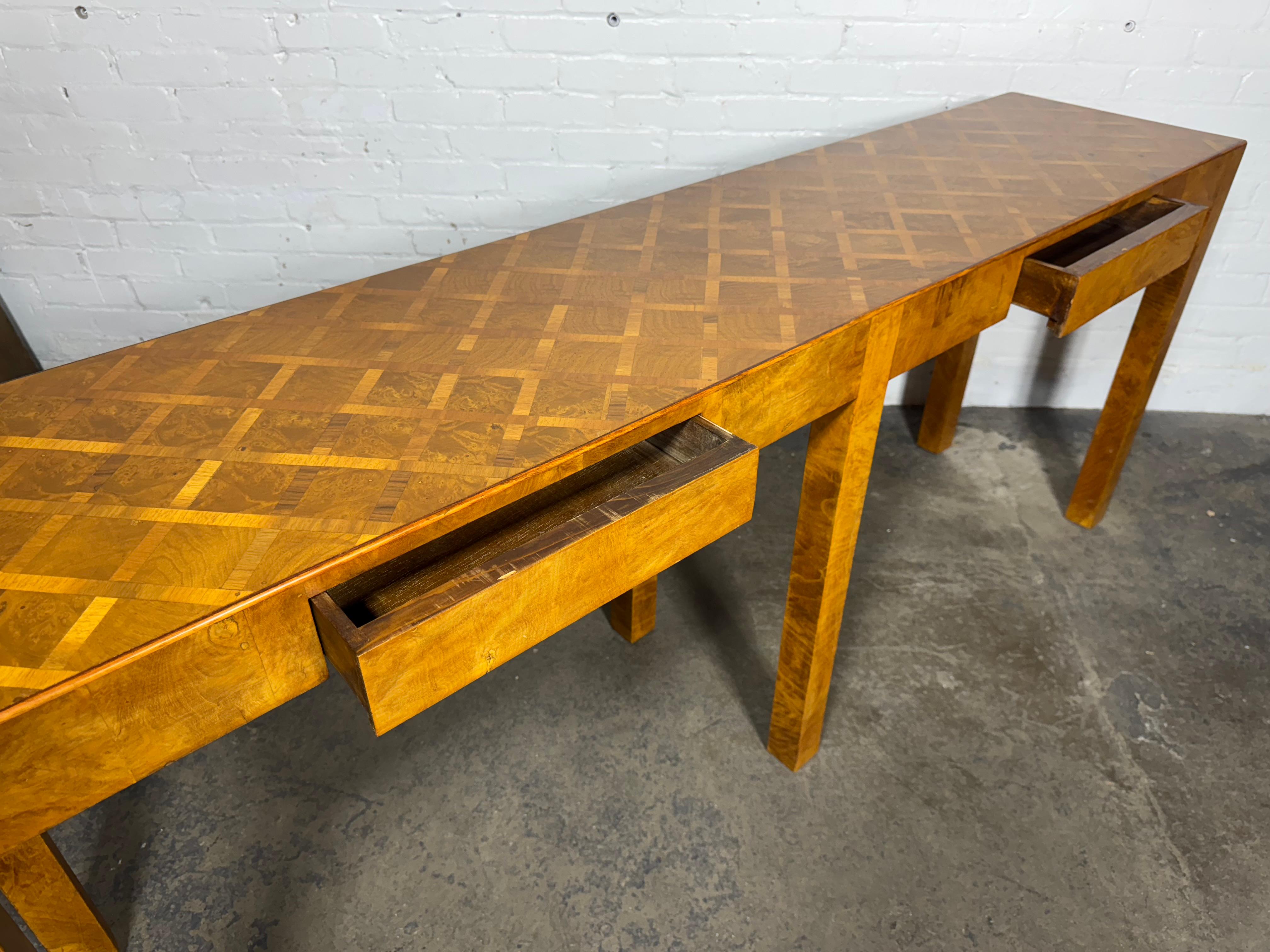 Rechteckiger italienischer modernistischer Konsolentisch mit 3 Schubladen aus Olivenholz / Wurzelholz. (Intarsie) im Angebot