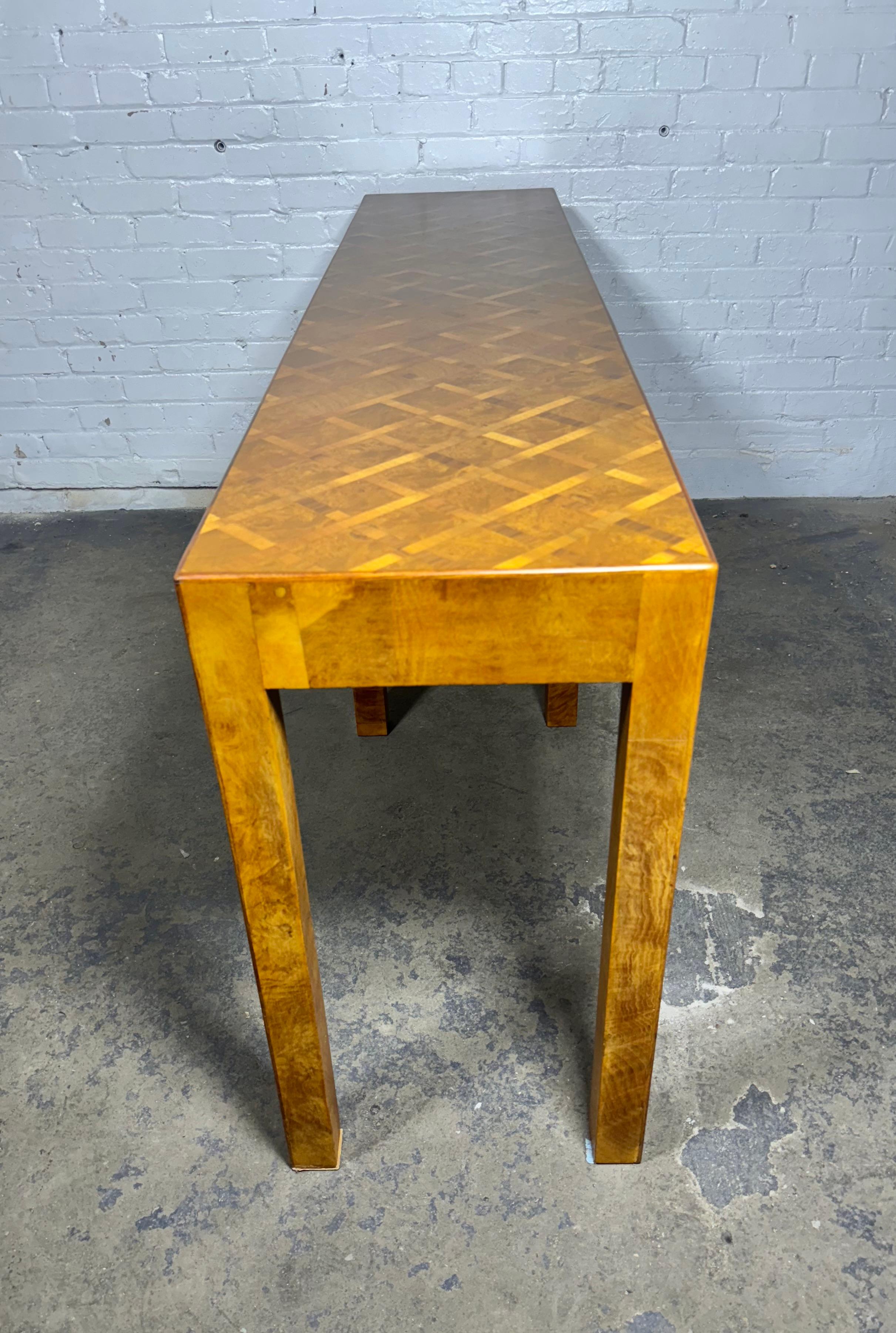 Rechteckiger italienischer modernistischer Konsolentisch mit 3 Schubladen aus Olivenholz / Wurzelholz. (Mitte des 20. Jahrhunderts) im Angebot