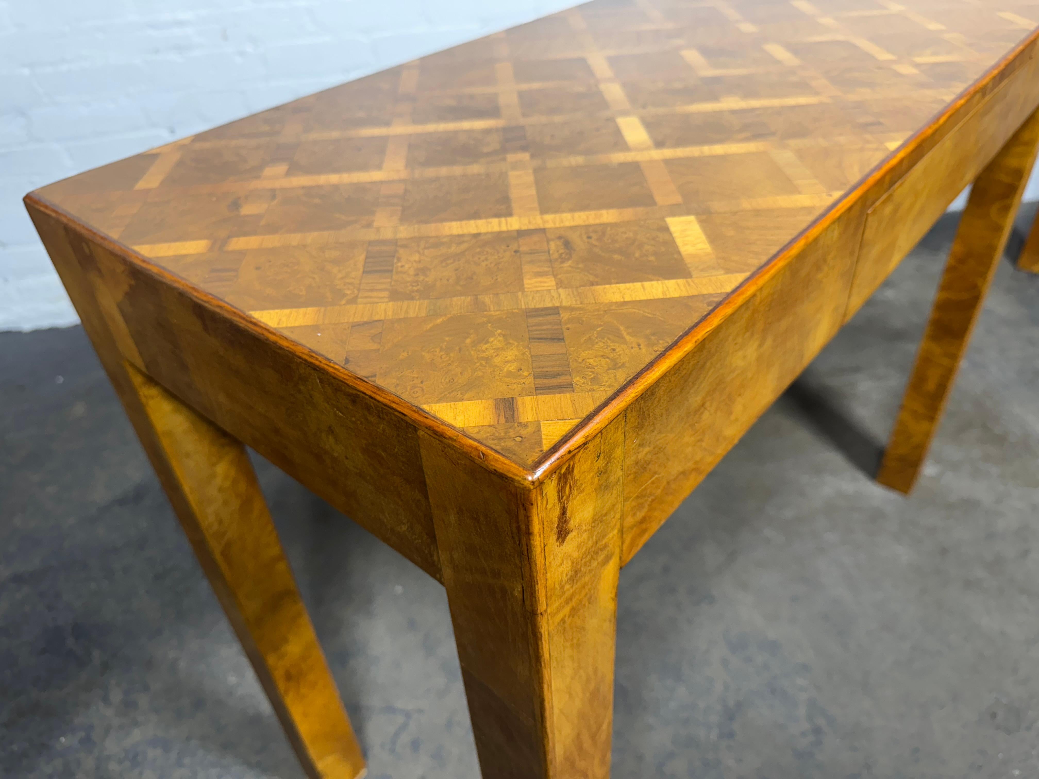 Rechteckiger italienischer modernistischer Konsolentisch mit 3 Schubladen aus Olivenholz / Wurzelholz. (Holz) im Angebot