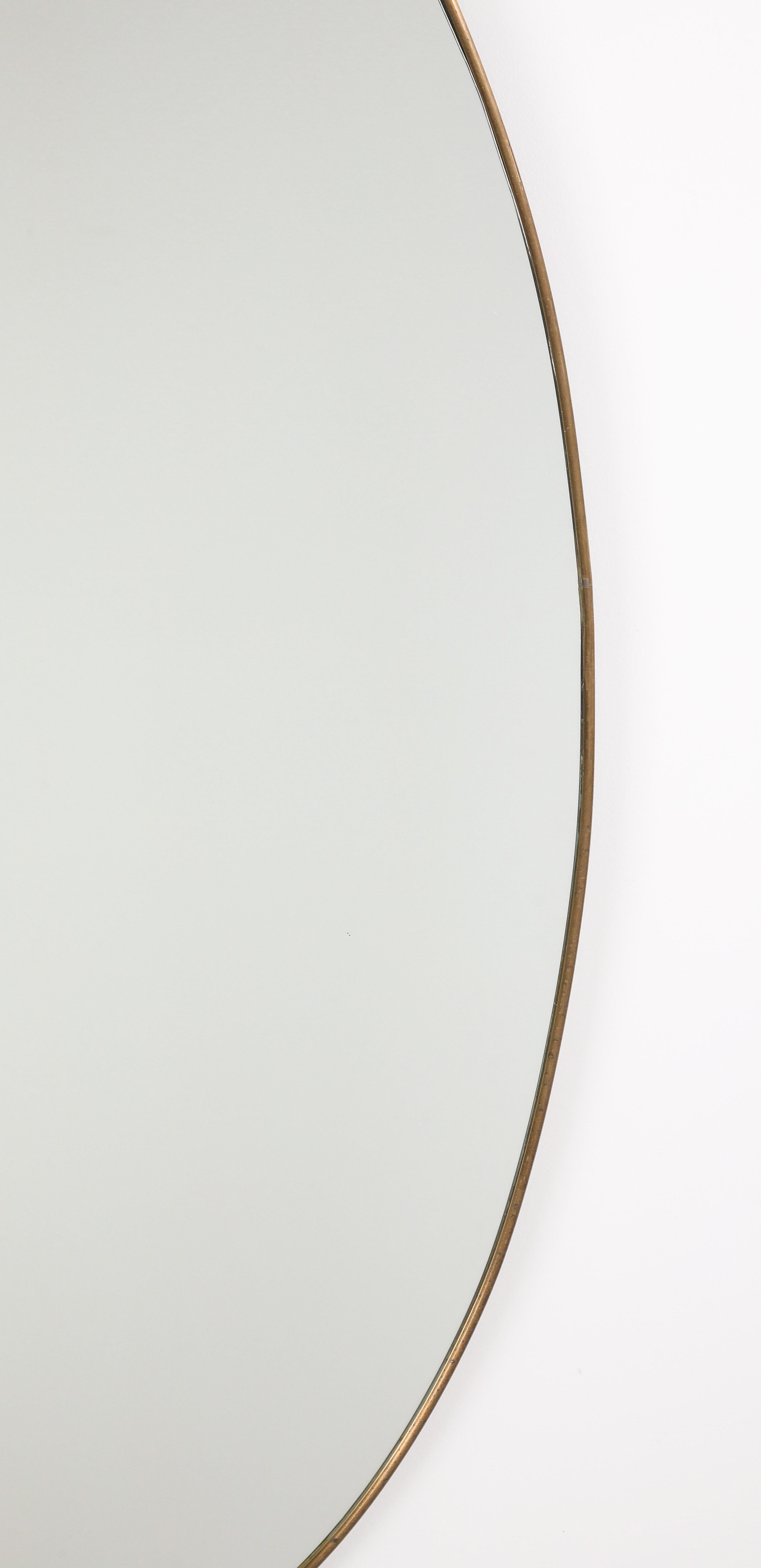 Italiano Specchio ovale modernista italiano in ottone, CIRCA 1950 in vendita