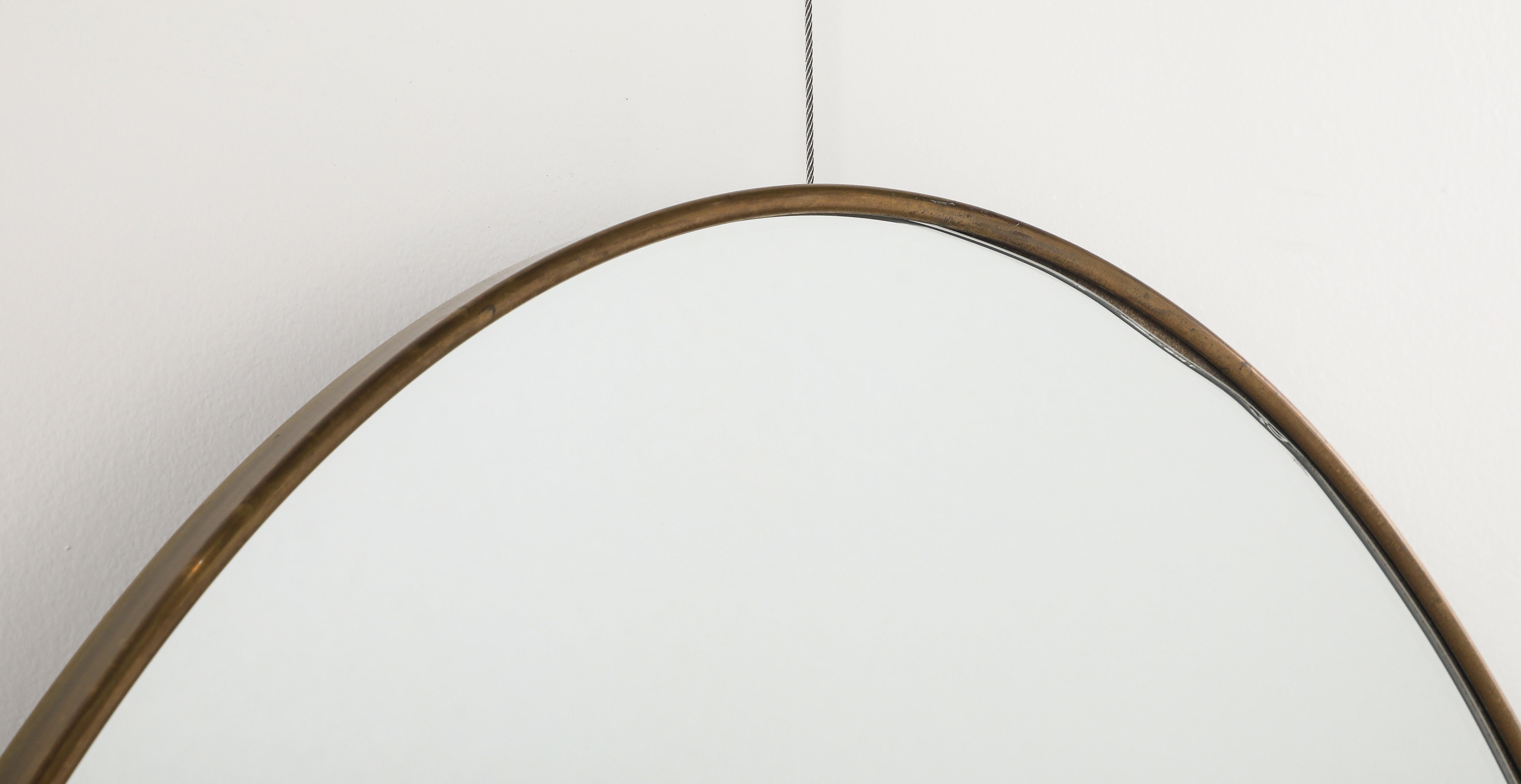 Ottone Specchio ovale modernista italiano in ottone, CIRCA 1950 in vendita