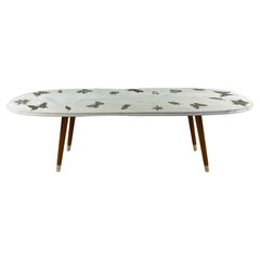 Table basse/table basse ovale moderniste italienne en bois de marbre de Carrare et laiton 