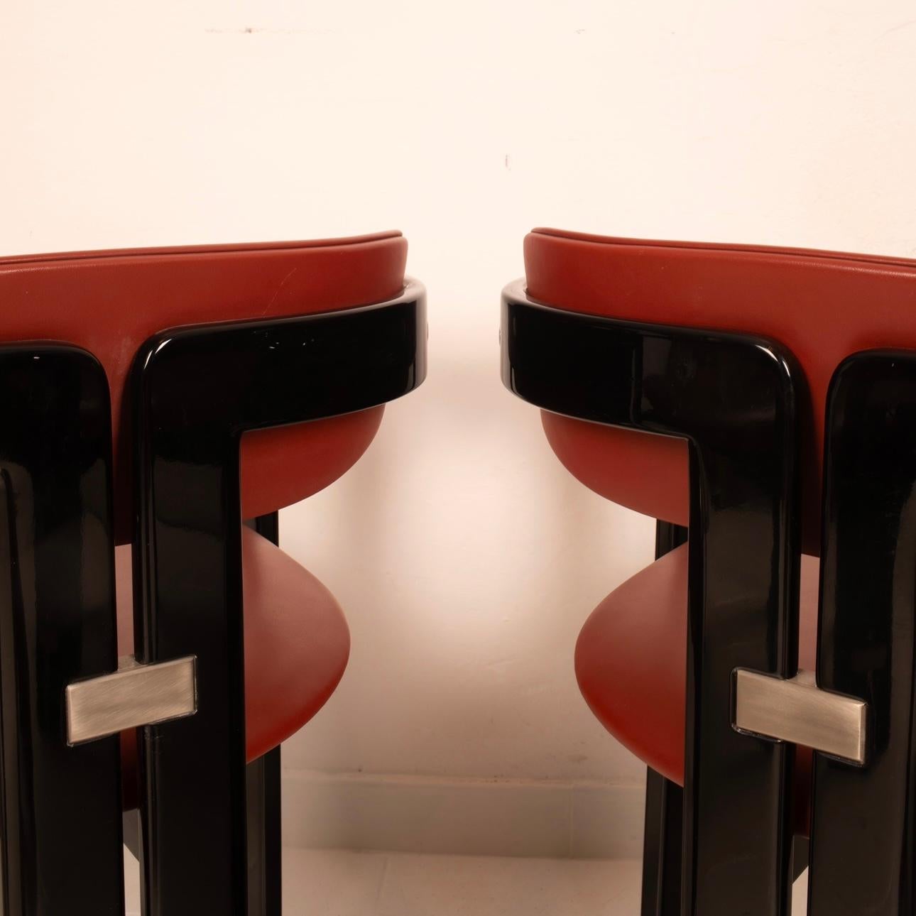 Exceptional and iconic set of two “Pamplona” armchairs, designed by Augusto Savini for Pozzi in the late 1960s.
A striking blend of elegance, functionality, and innovation, these chairs are among the most sought-after Italian seating designs of the