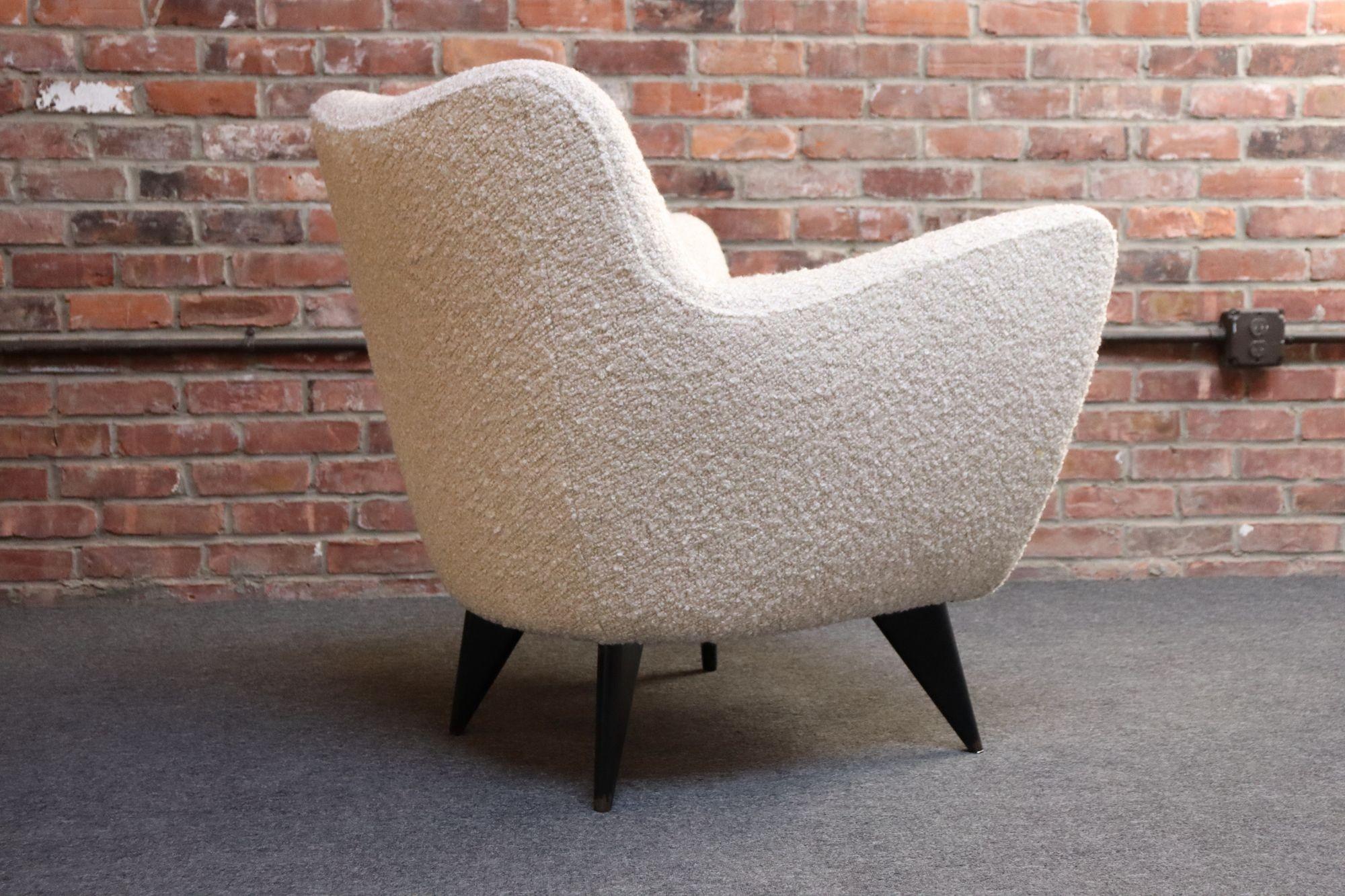 Single iconic 'Perla' club/armchair by Giulia Veronesi for ISA Bergamo (early 1950s, Italy).
Composed of a gently curved back with exaggerated, outstretched arms (charmingly appears to be extending to give a hug) supported by Veronesi's signature