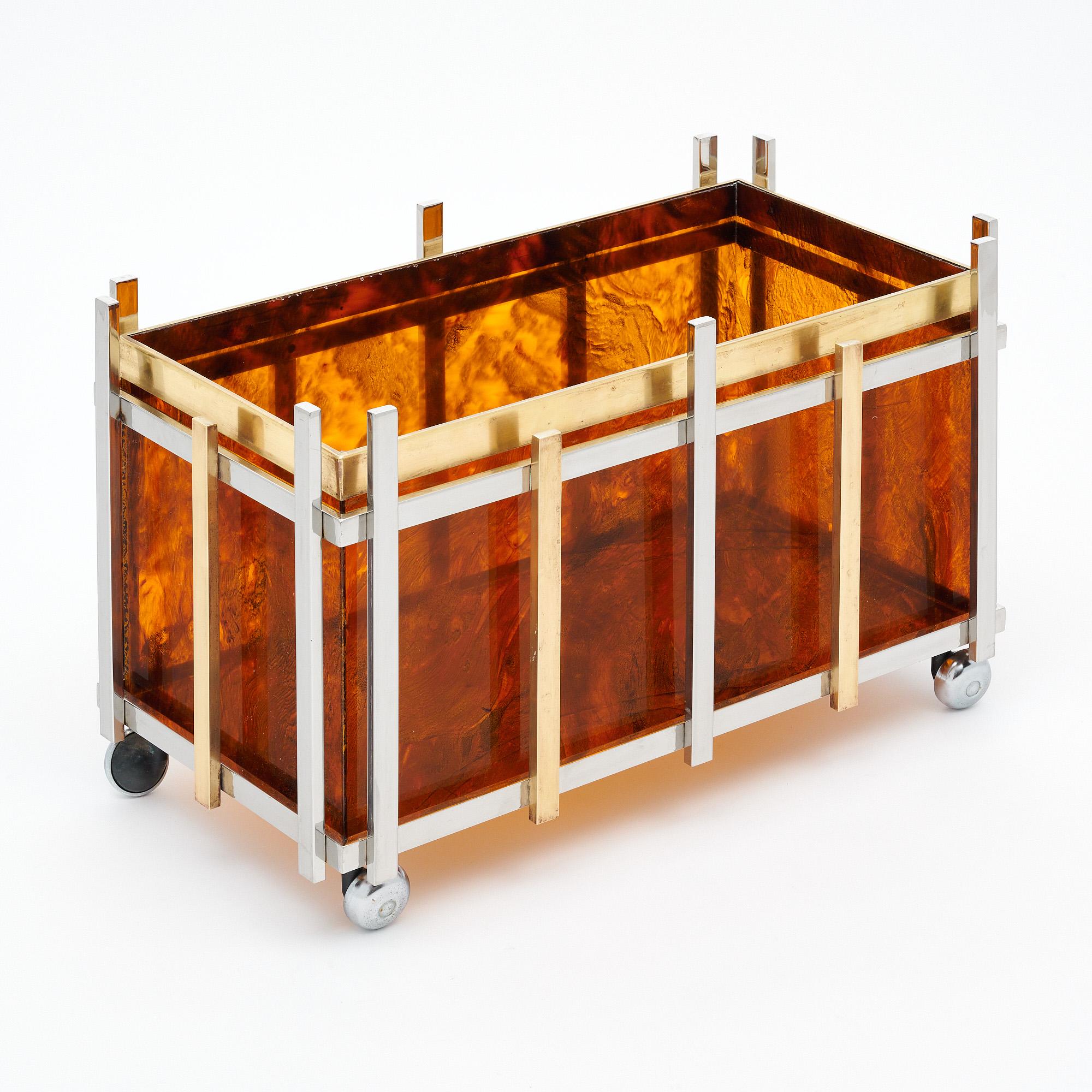 Fioriera del periodo modernista in Italia. Questo pezzo ha una struttura cromata con ruote cromate originali funzionanti. Il plexiglass marrone tartarugato si inserisce nella struttura cromata. Questo pezzo è in ottime condizioni d'epoca e presenta