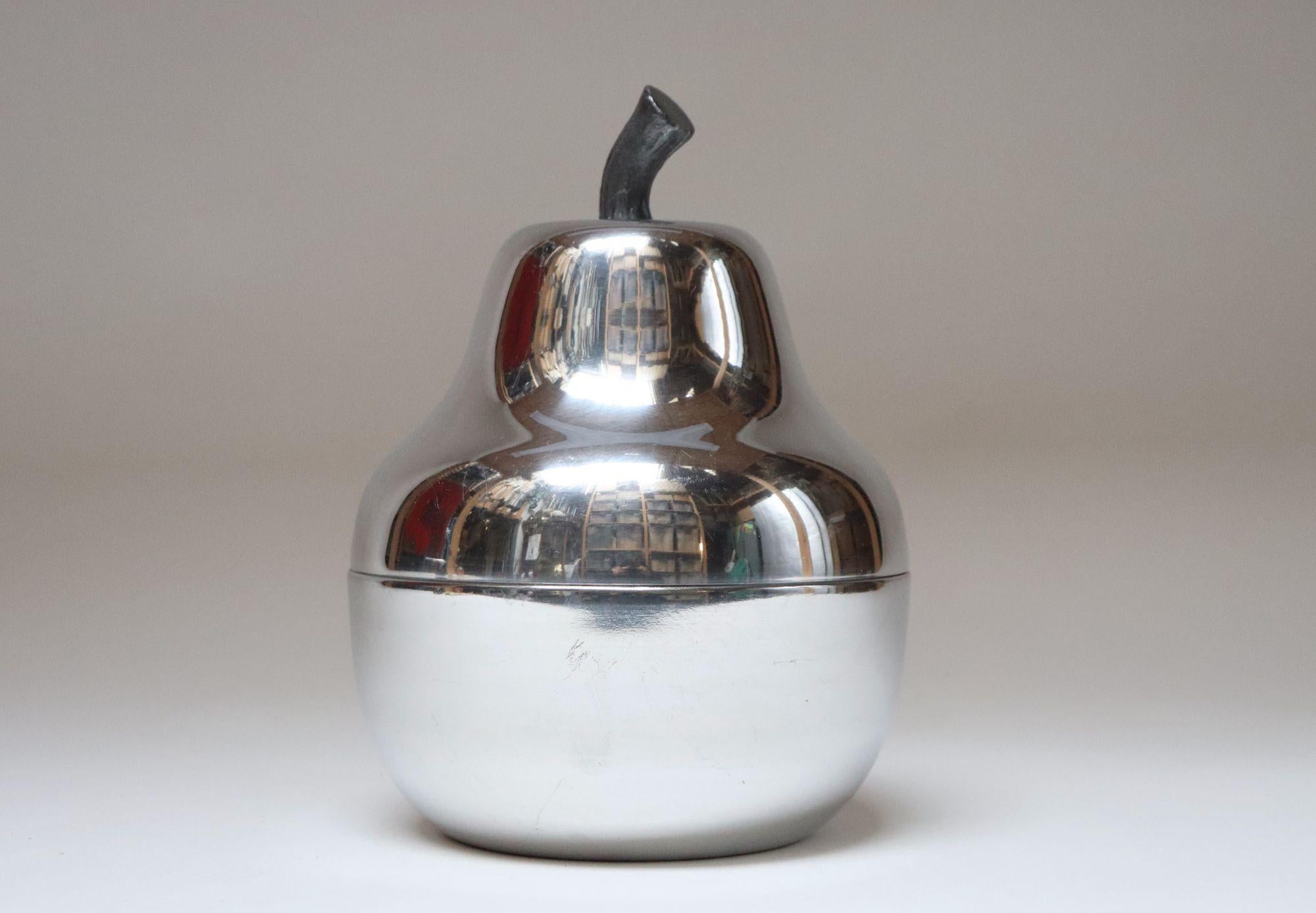 Mid-Century Italian Modern aluminum 'pear-form' ice bucket with white plastic insulated bucket (ca. late 1960s/early 1970s, Italy).
Features a textured, sculptural stem decoration that serves as the handle for removing the top.
Measures: Height: