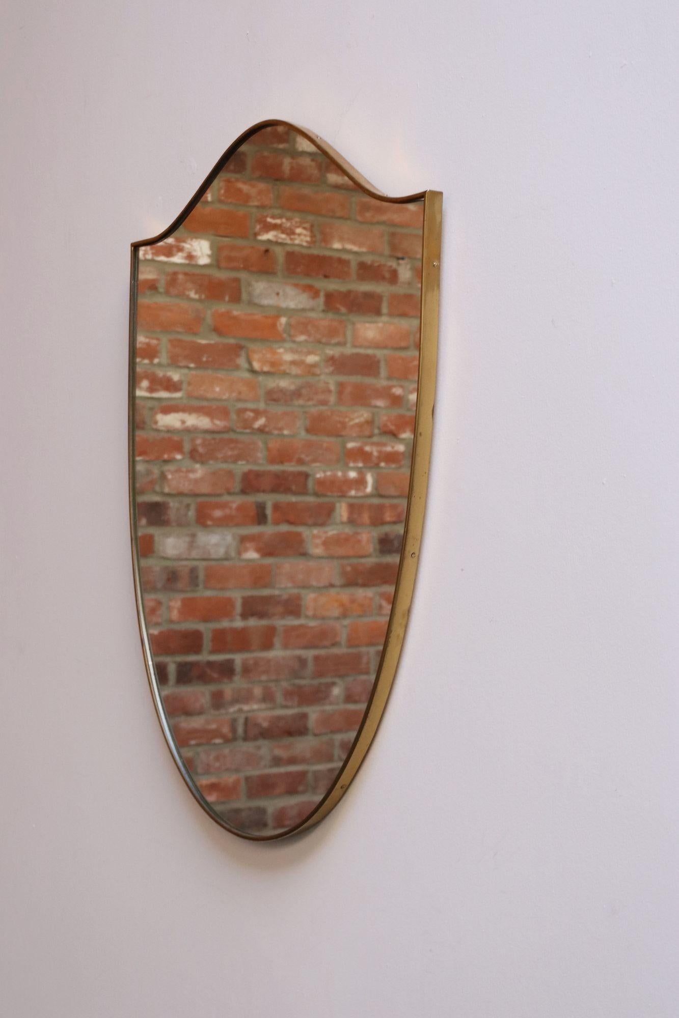 Modernistischer italienischer Ramati-Schild-Spiegel von Vetreria Bonardi (Mitte des 20. Jahrhunderts) im Angebot