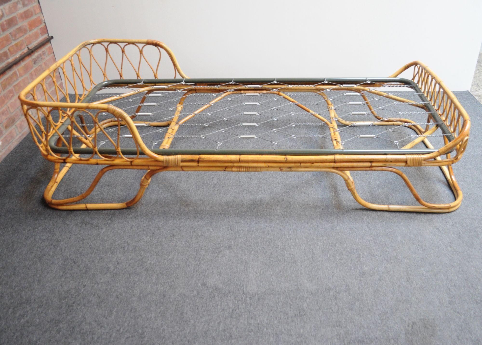 Italian bamboo single/daybed often attributed to Tito Agnoli for Bonacina, but unconfirmed/unsigned (ca. 1950s, Italy).
Composed of a rattan wrapped-bent bamboo frame including the spring insert, but no mattress/foam cushion.
Excellent, vintage