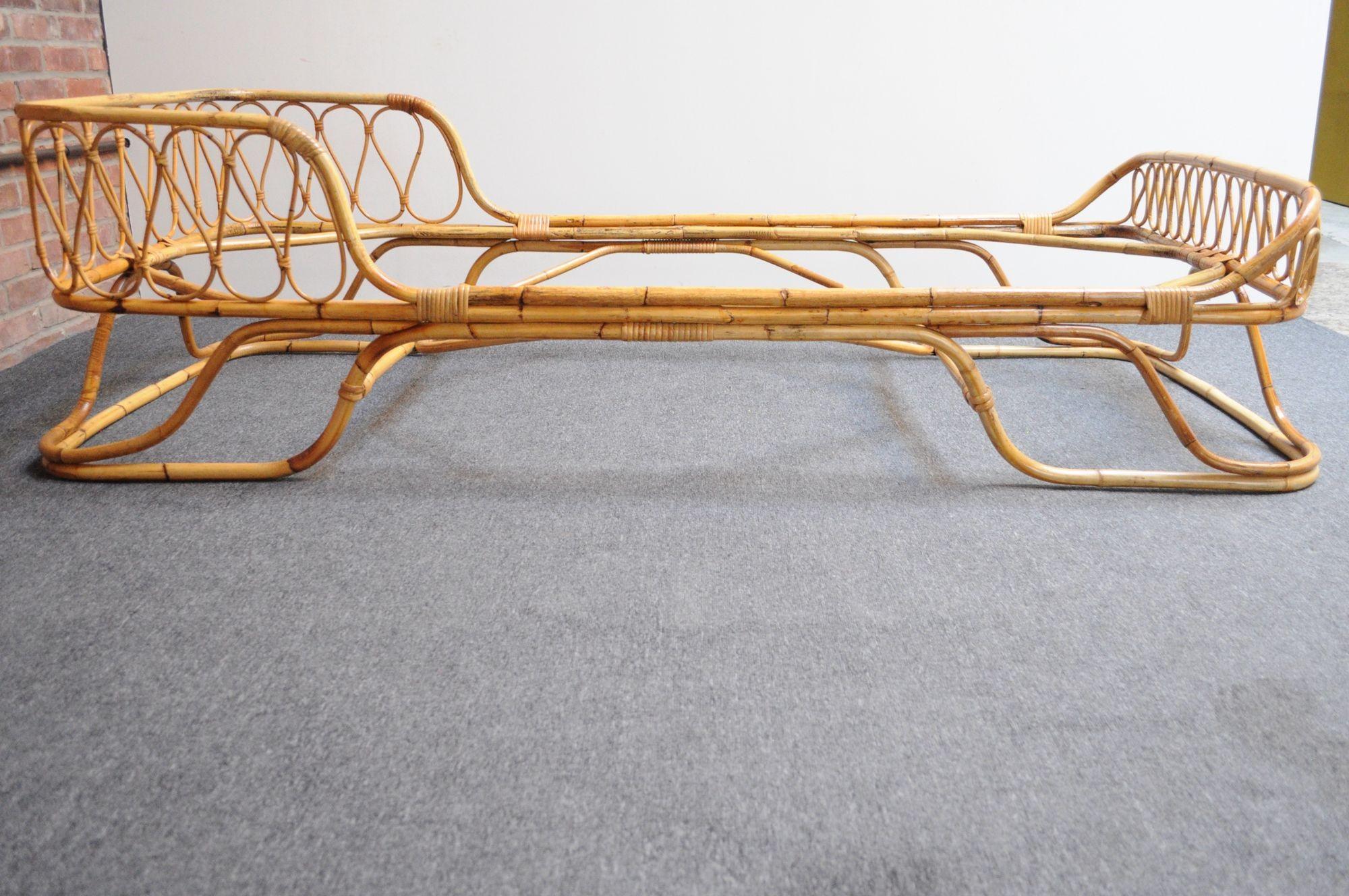 Italian Modernist Rattan and Bamboo Sleigh Daybed after Tito Agnoli for Bonacina In Good Condition For Sale In Brooklyn, NY