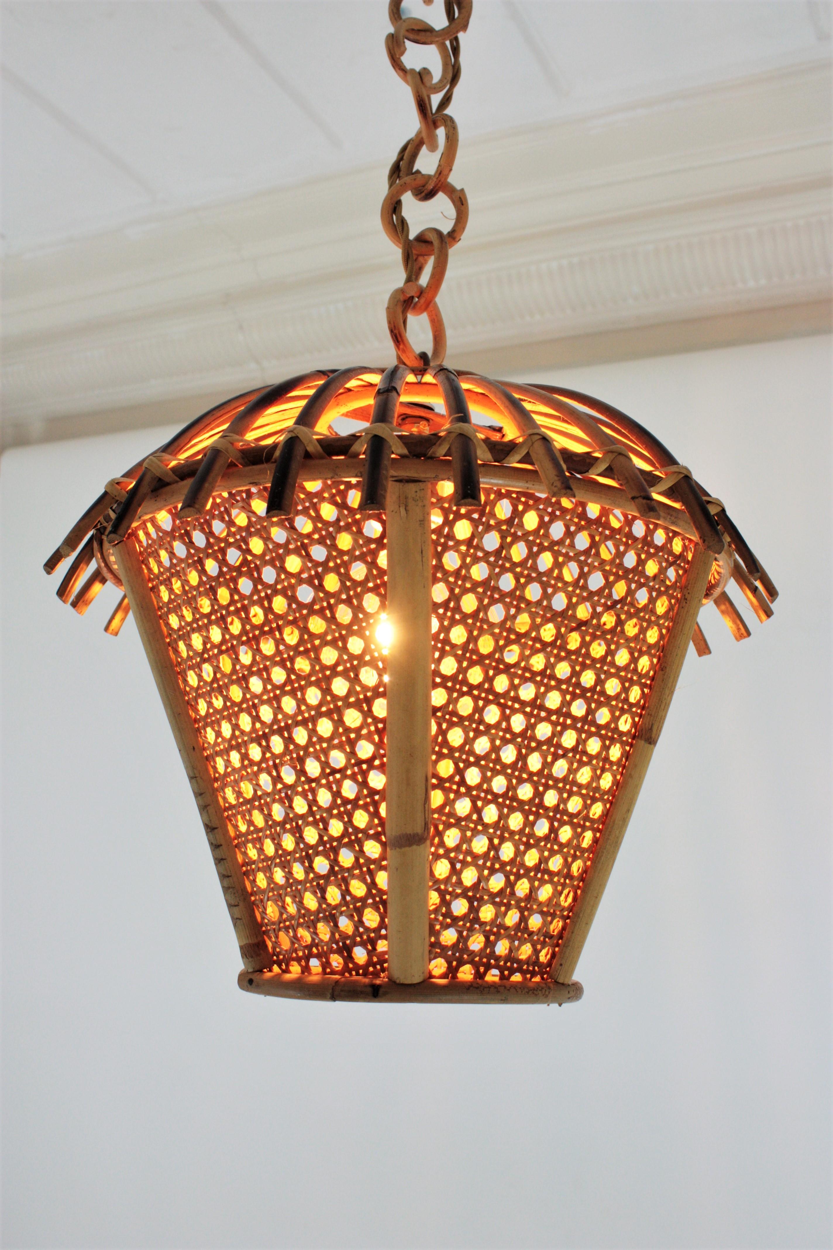 Italian Modernist Rattan and Wicker Wire Pagoda Pendant Hanging Light, 1960s For Sale 1